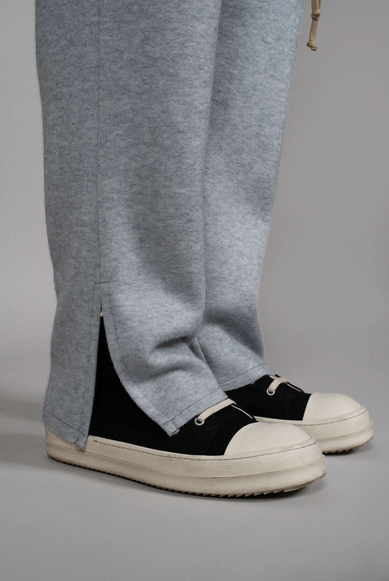 Pantaloni din Bumbac si Lana albastri, vedere detaliata picior din diagonala, marime XS S M L XL