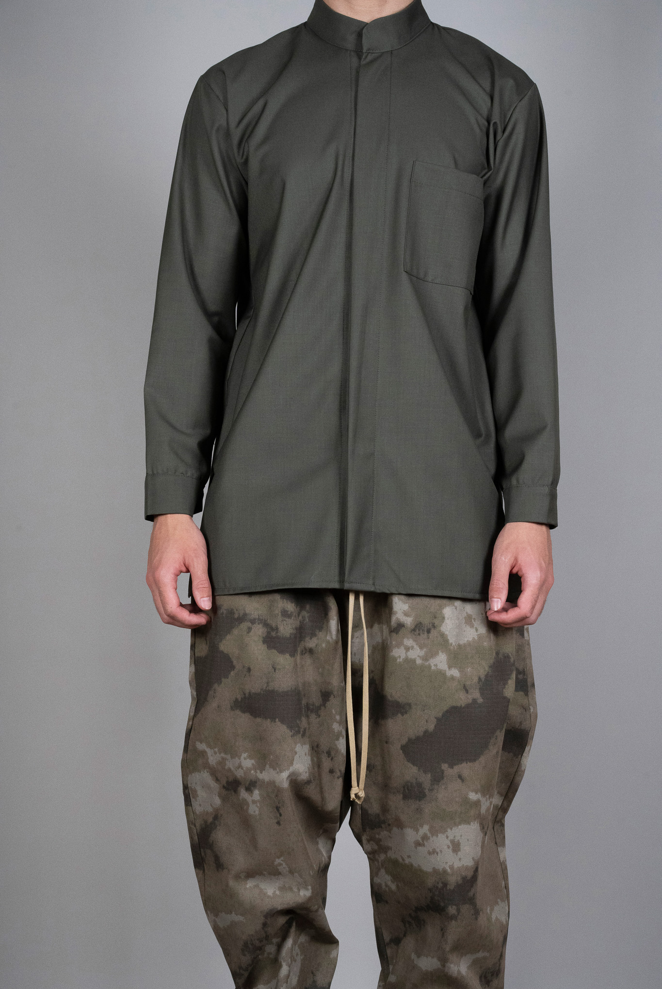 Pantaloni Imprimeu army, vedere detaliata din fata, marime XS S M L XL