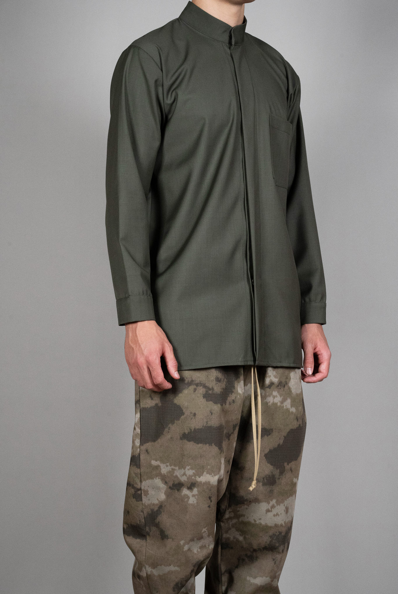 Pantaloni Imprimeu army, vedere detaliata din diagonala, marime XS S M L XL