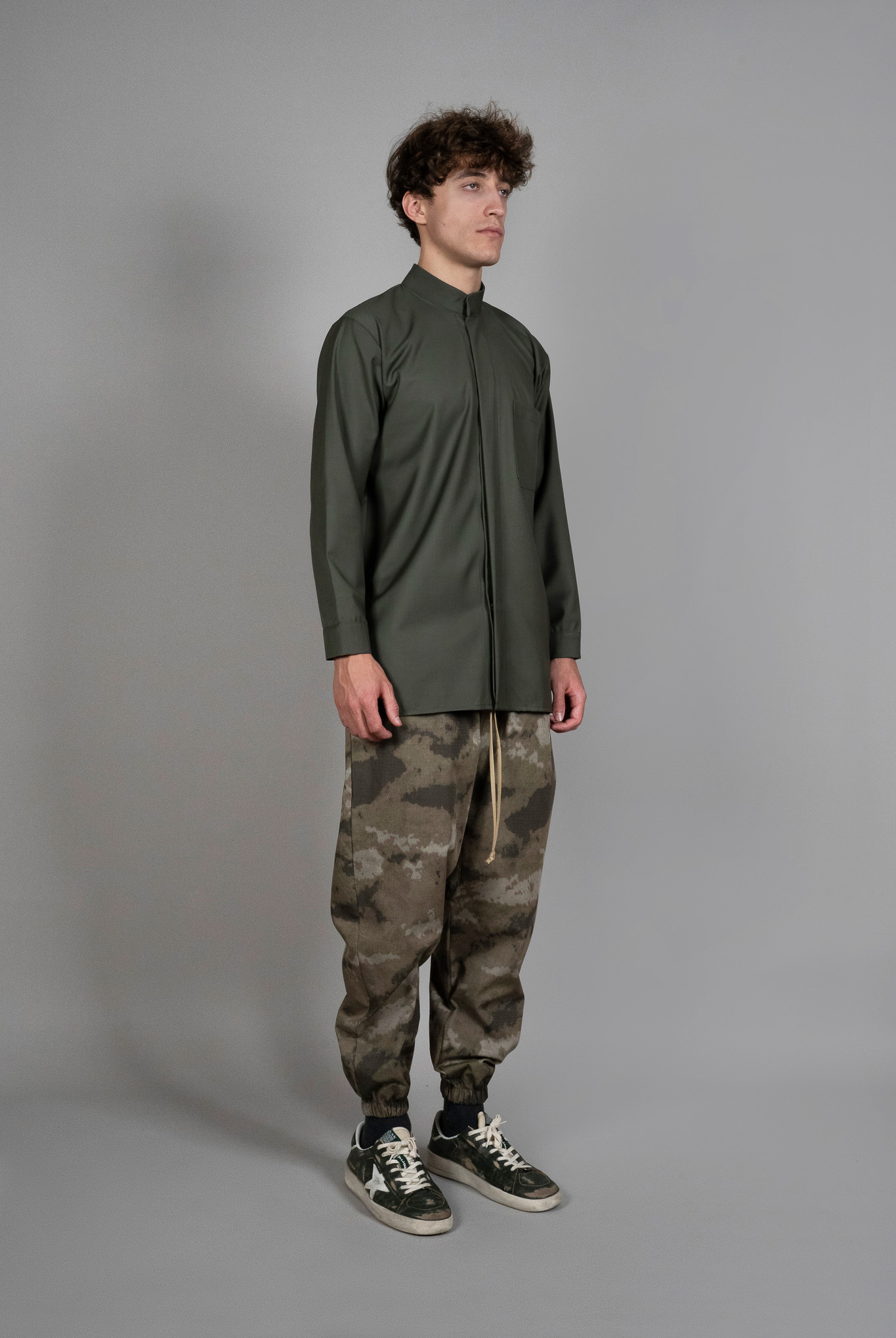 Pantaloni Imprimeu army, vedere din diagonala, marime XS S M L XL