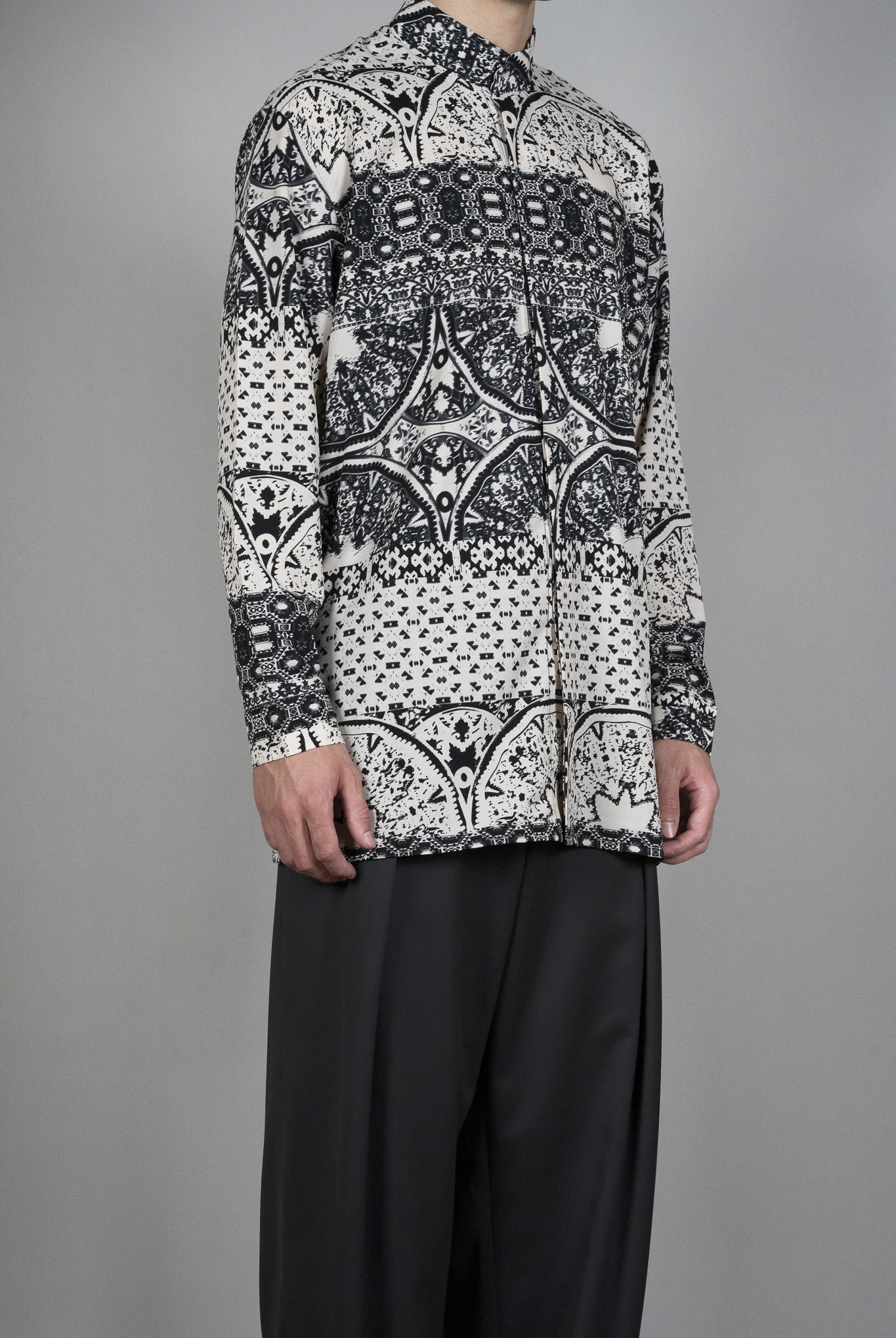 Camasa Imprimeu Regular-Fit, vedere detaliata din diagonala, marime XS S M L XL