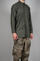 Camasa verde Relaxed-Fit, vedere detaliata din diagonala, marime XS S M L XL