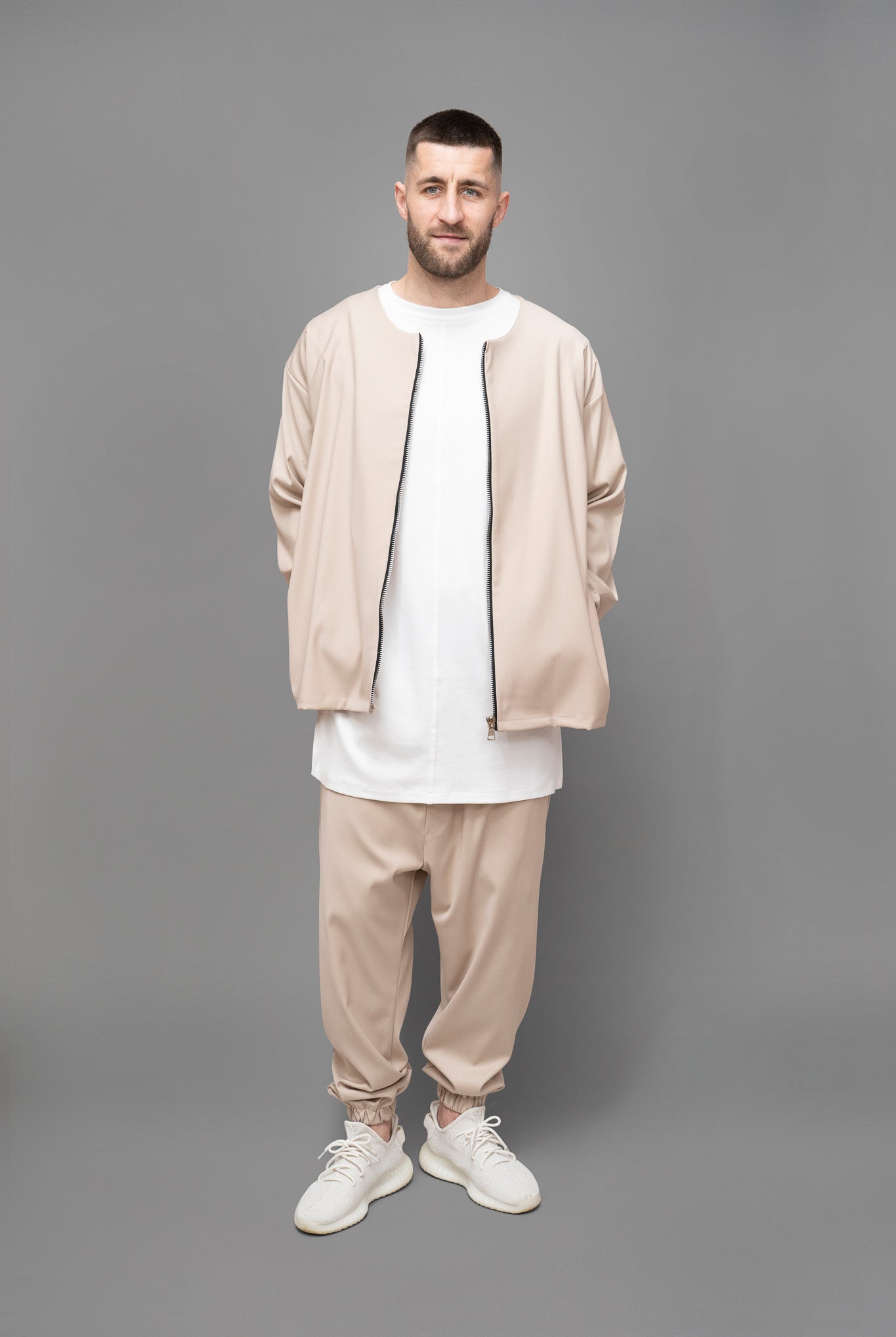 Pantaloni barbati din stofa bej, vedere din fata