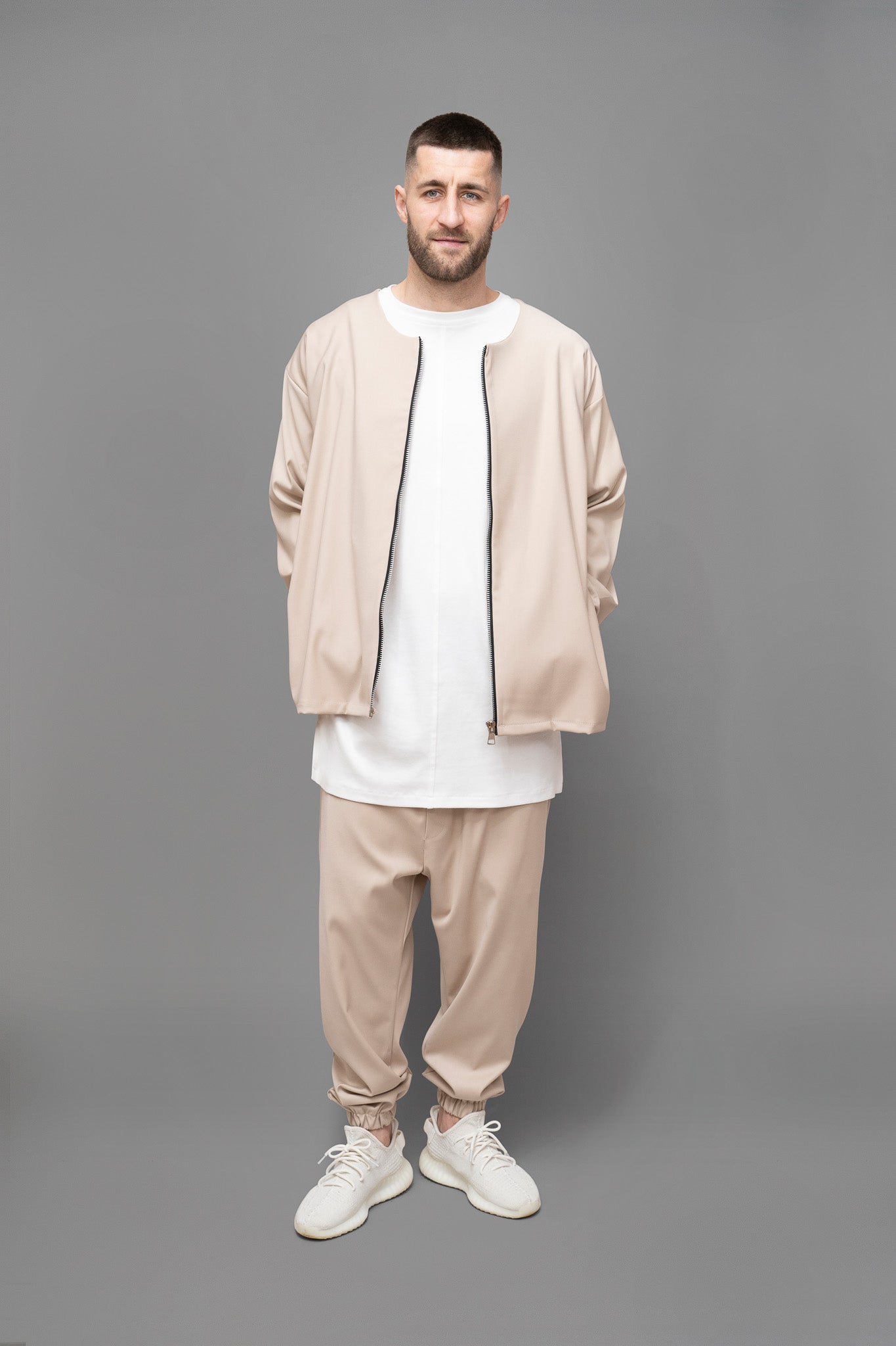 Pantaloni barbati din stofa bej, vedere din fata