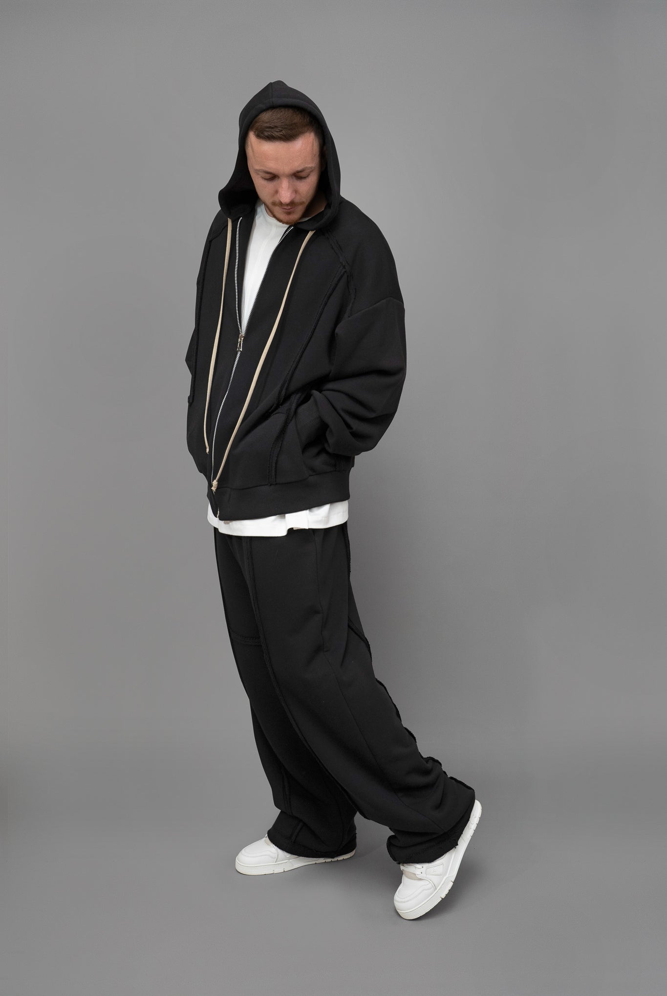 Pantaloni trening barbati negri oversize din bumbac, vedere din lateral