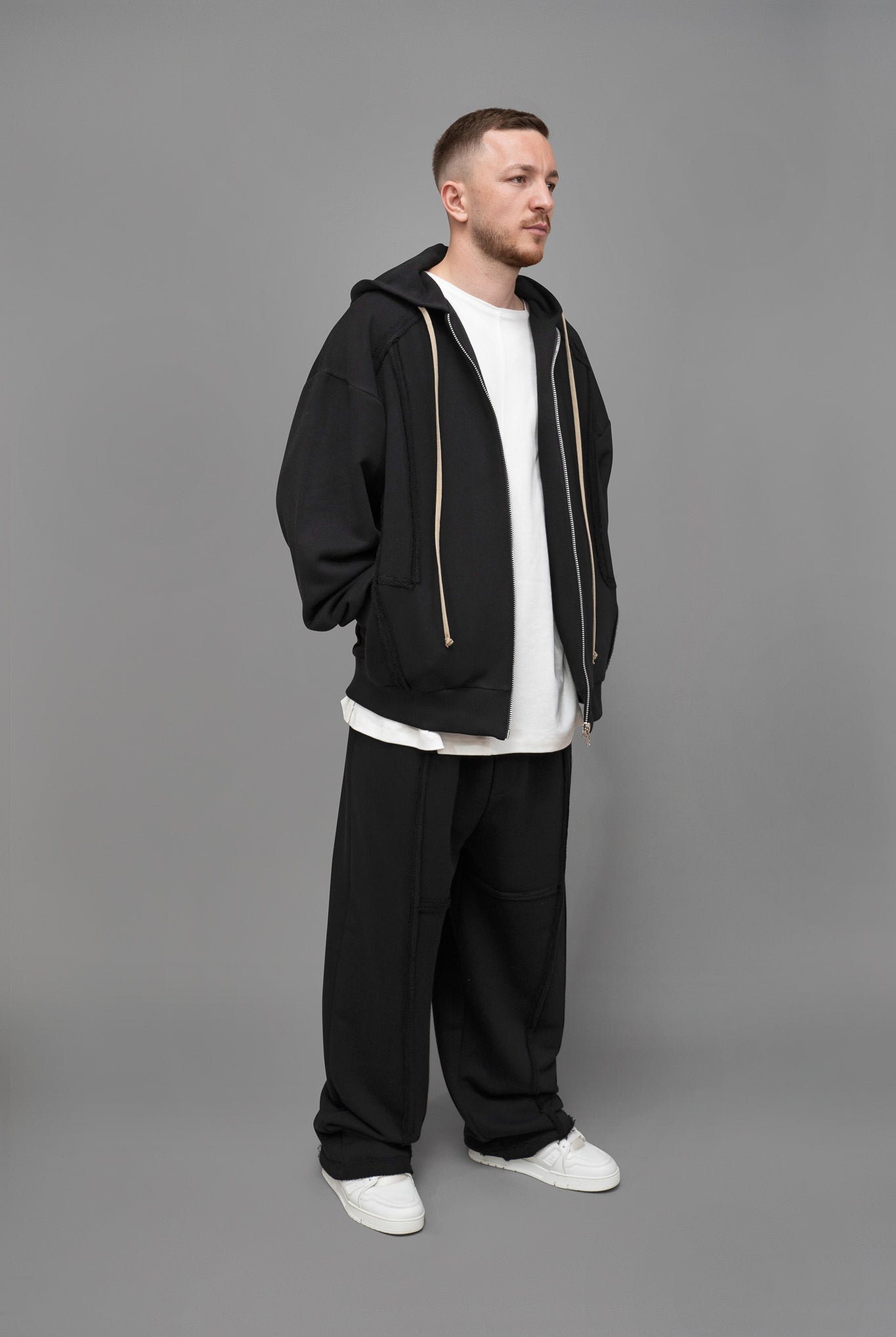 Pantaloni trening barbati negri oversize din bumbac, vedere din profil