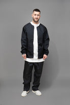 Jacheta barbati neagra din fas oversize, vedere din semi profil