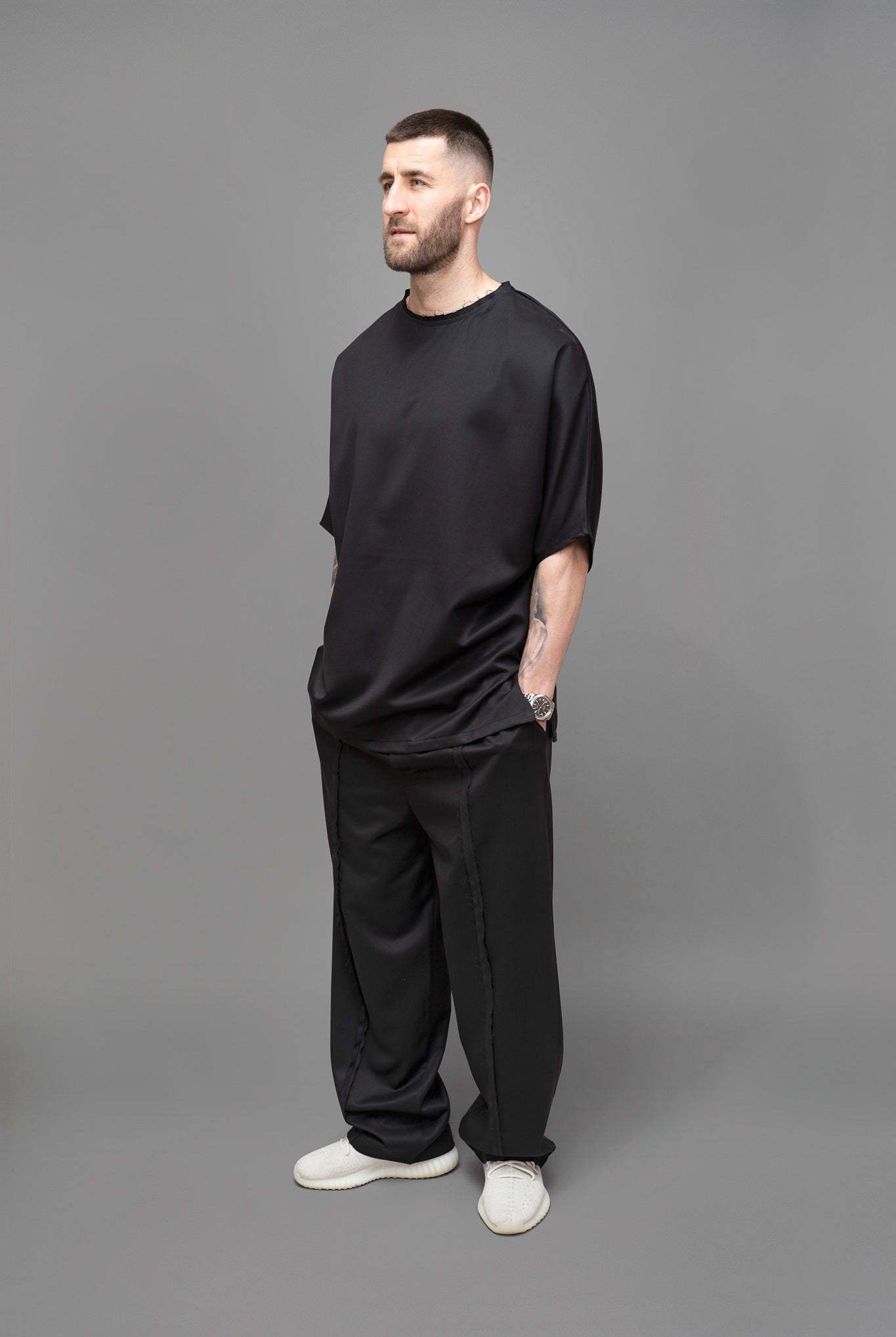 Tricou Barbati negru cu maneca scurta din stofa oversize, vedere din profil