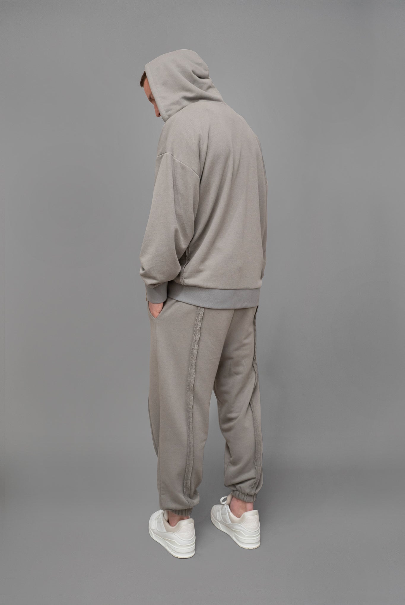 Hanorac trening barbati gri oversize din bumbac, vedere din spate lateral