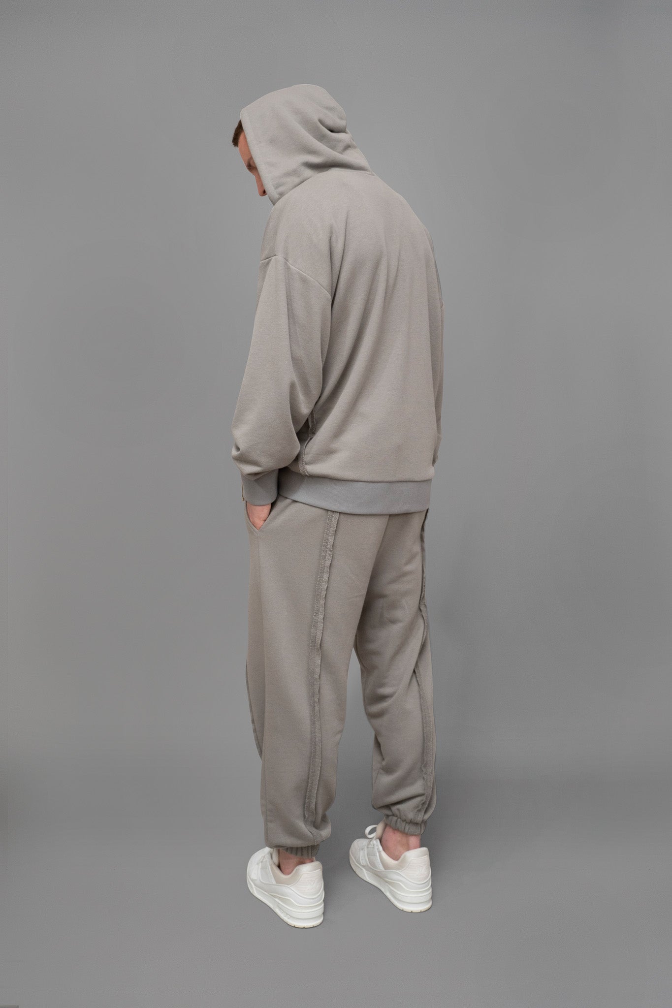 Hanorac trening barbati gri oversize din bumbac, vedere din spate lateral