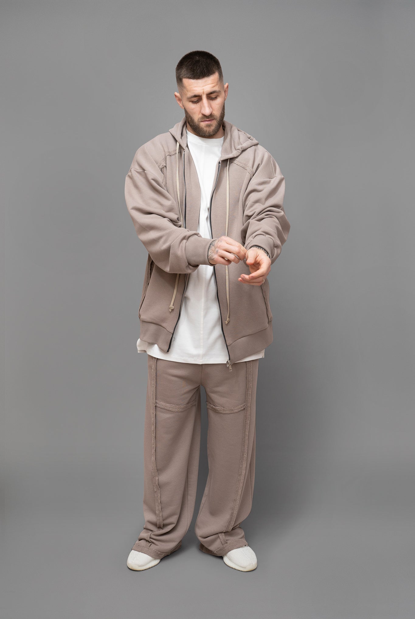 Hanorac barbati bej din bumbac cu croiala oversize vedere din fata