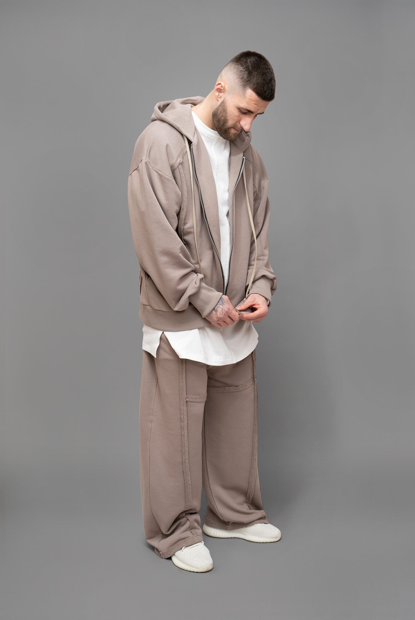 Hanorac barbati bej din bumbac cu croiala oversize vedere din lateral