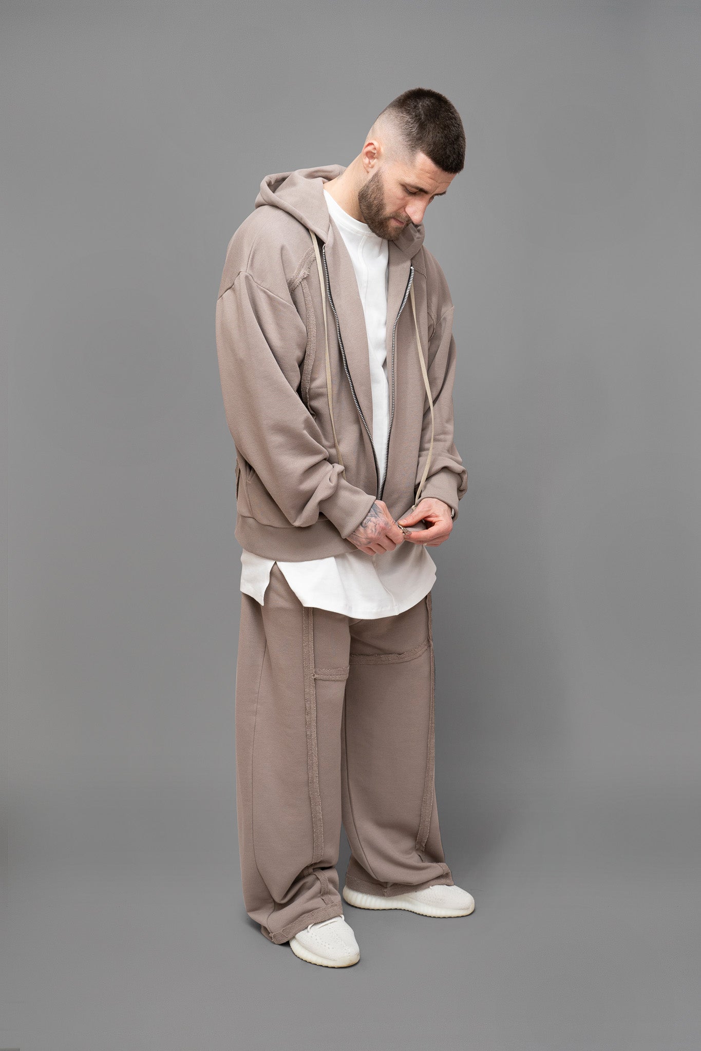 Hanorac barbati bej din bumbac cu croiala oversize vedere din lateral