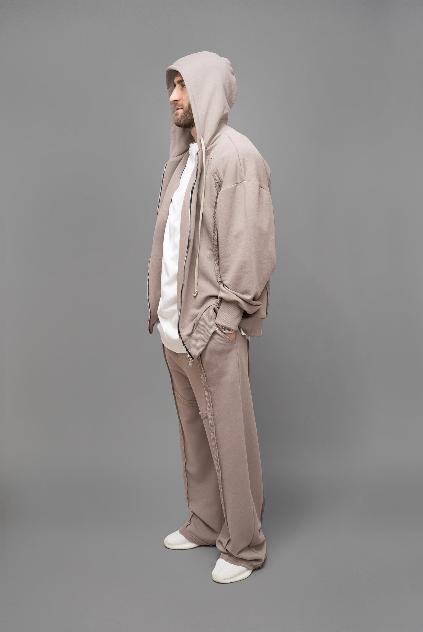 Hanorac barbati bej din bumbac cu croiala oversize vedere din profil