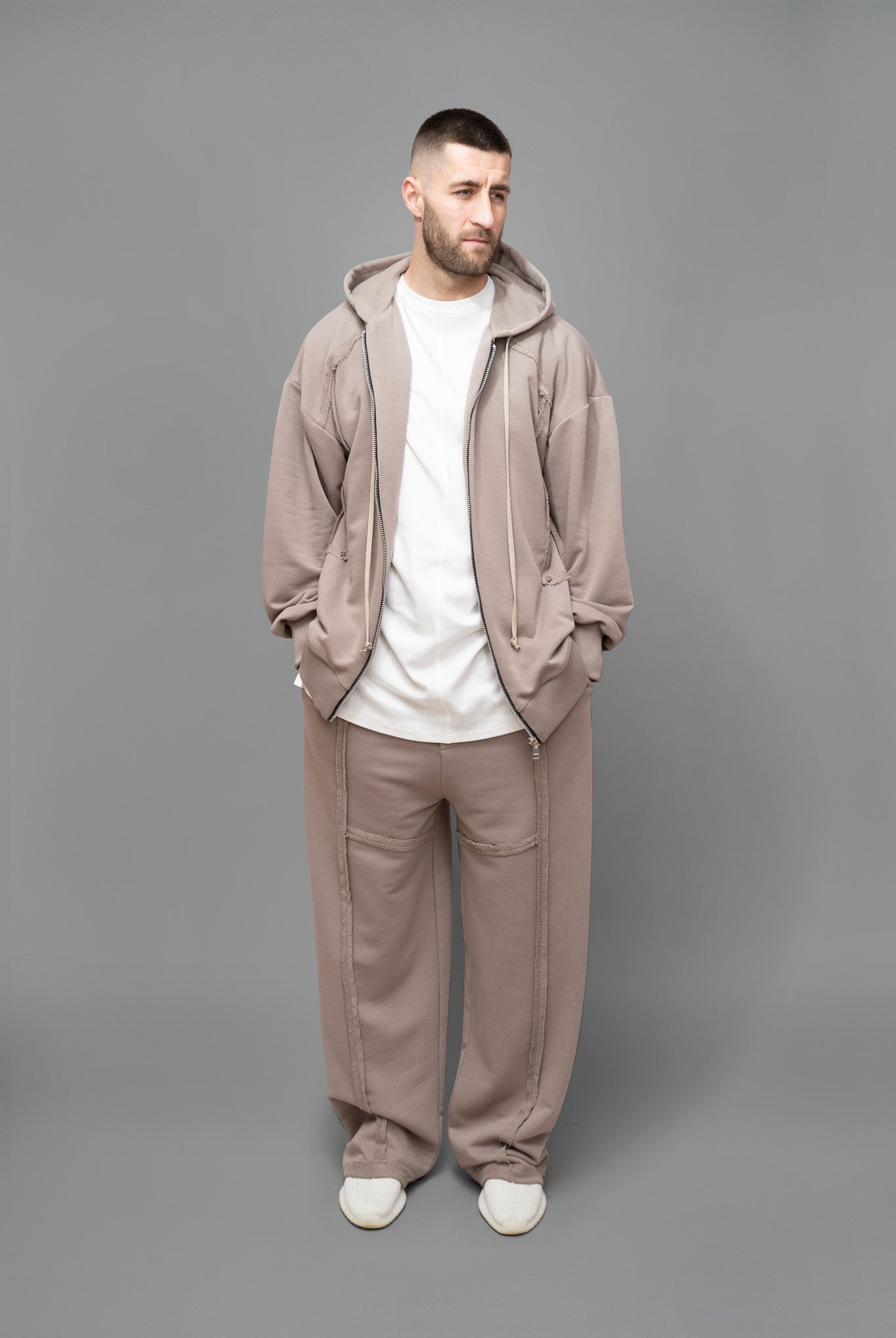 Hanorac barbati bej din bumbac cu croiala oversize vedere din fata, deschis