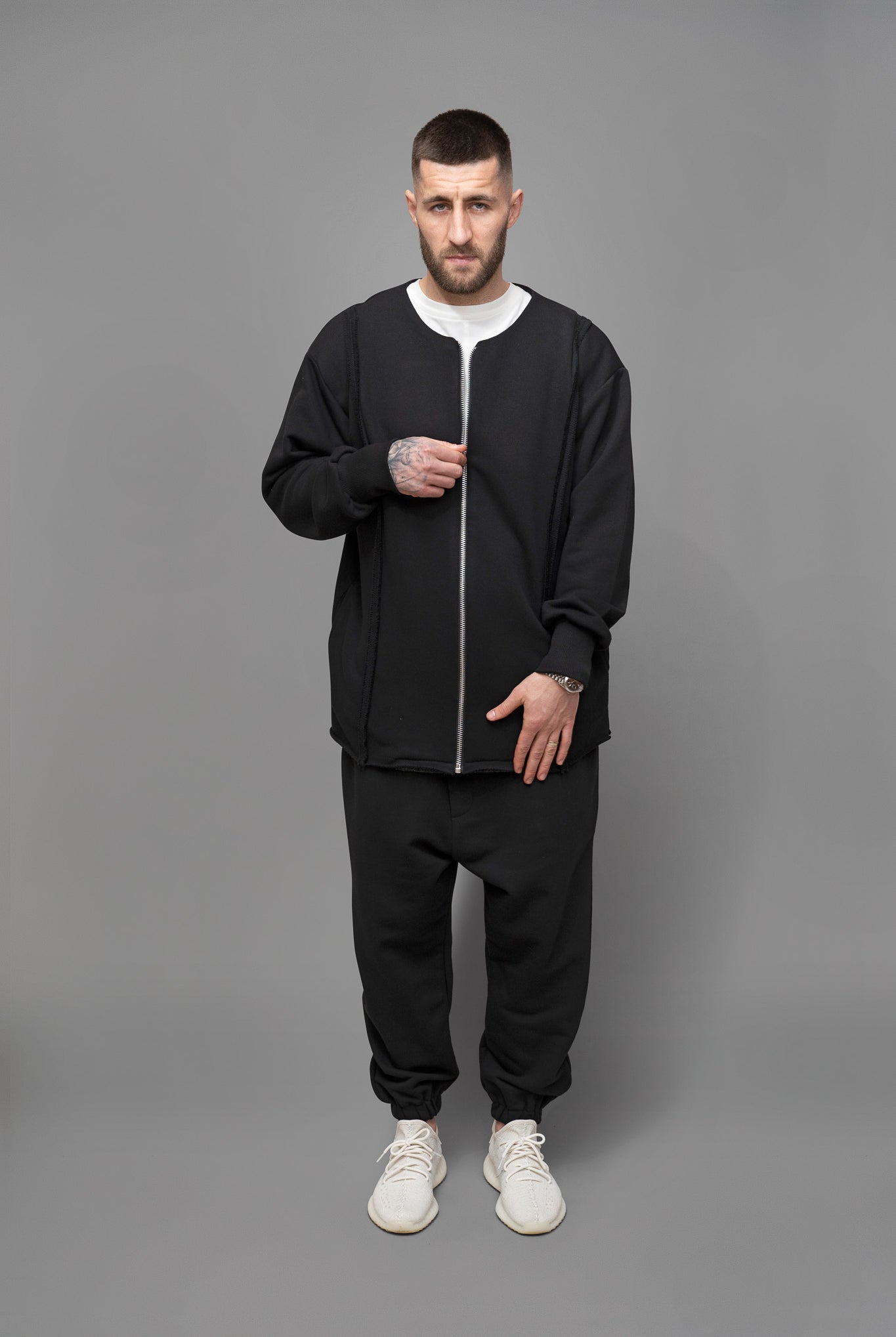 Jacheta barbati neagra din stofa, cu croiala oversize vedere din fata cu fermoar