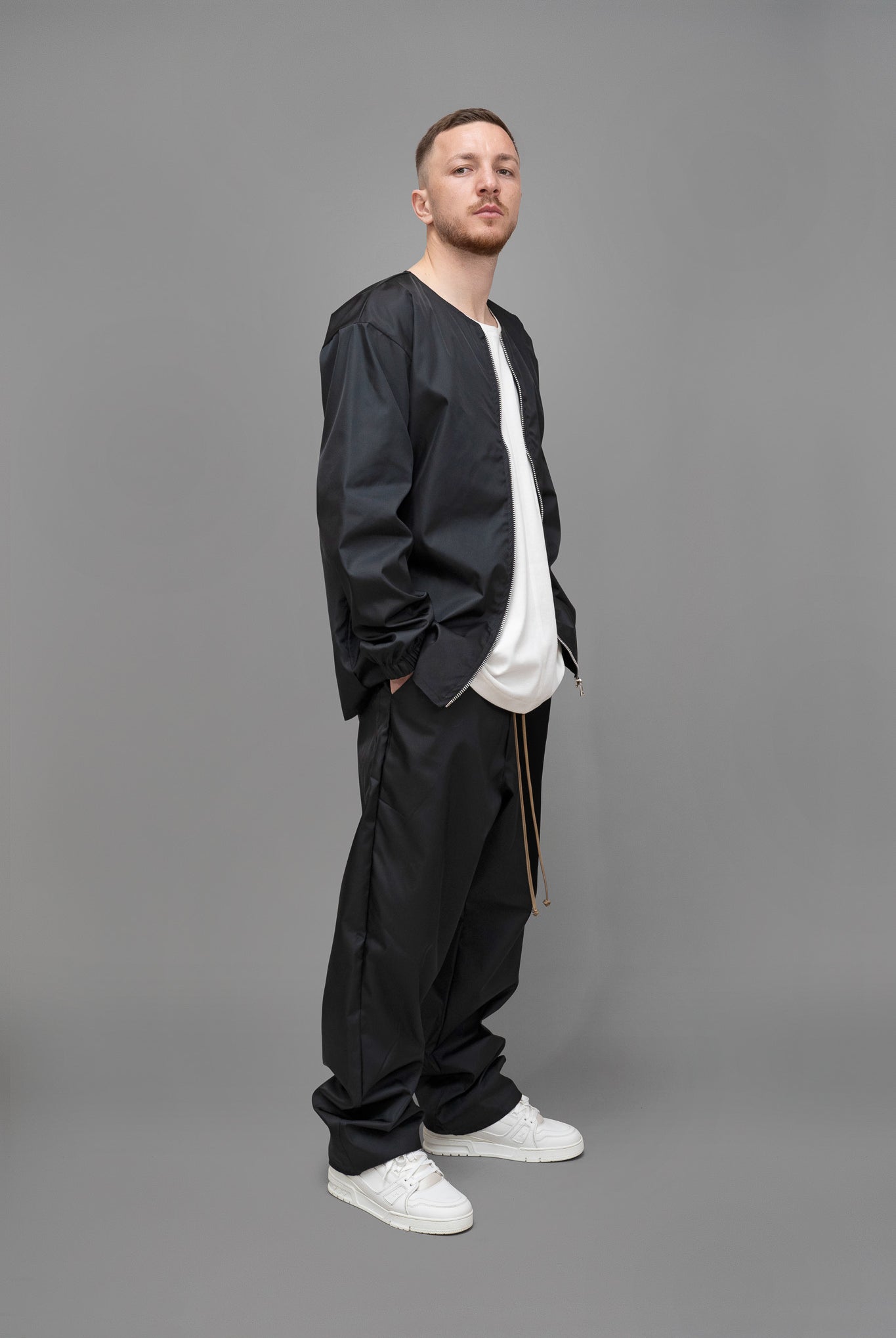 Pantaloni barbati negri din fas, vedere din profil