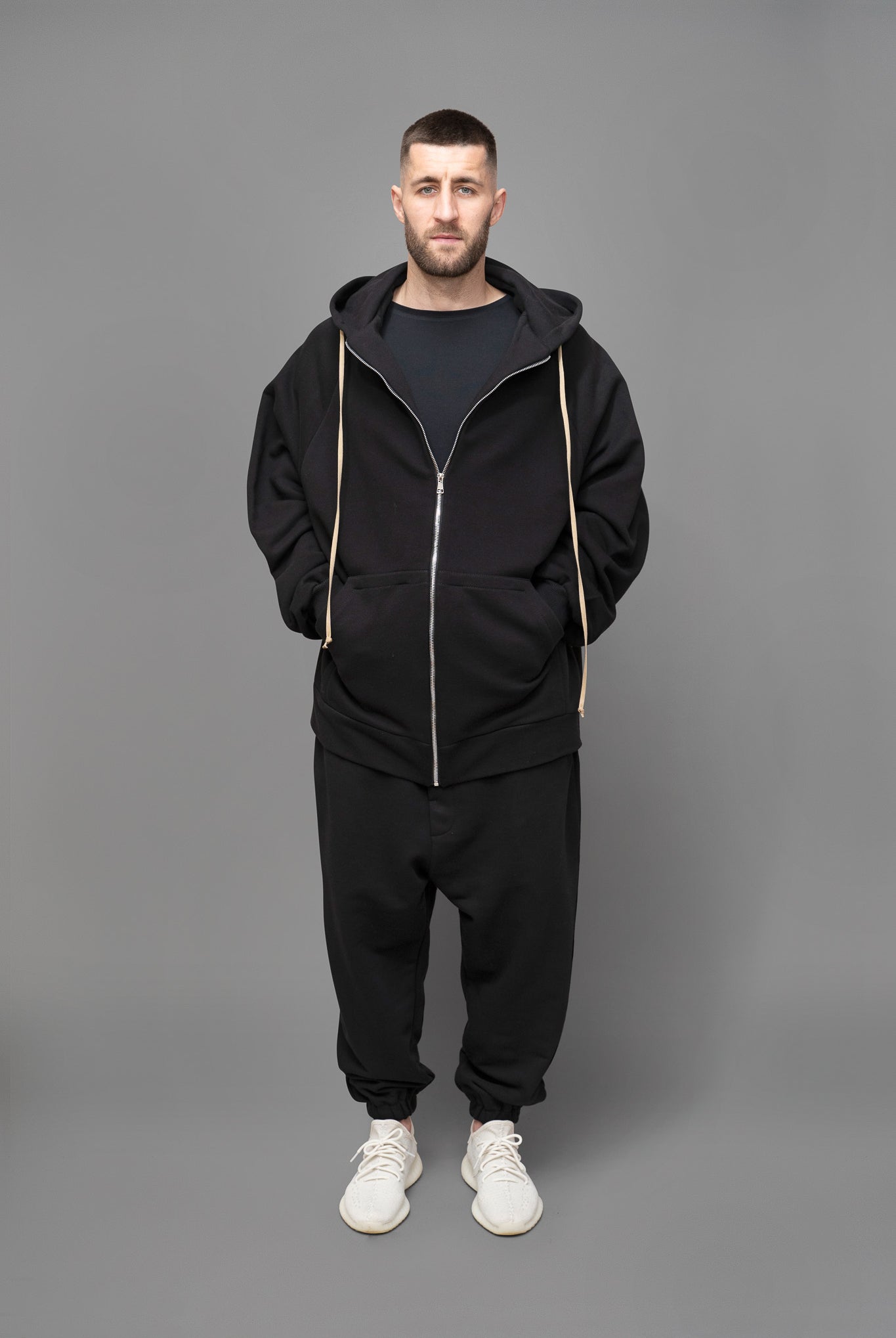 Hanorac barbati negru din bumbac, cu croiala oversize, vedere din fata