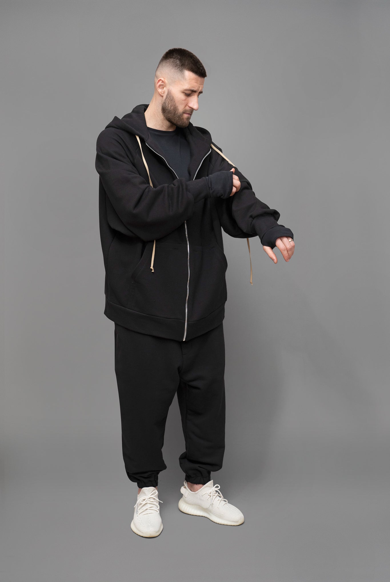 Hanorac barbati negru din bumbac, cu croiala oversize, vedere din profil