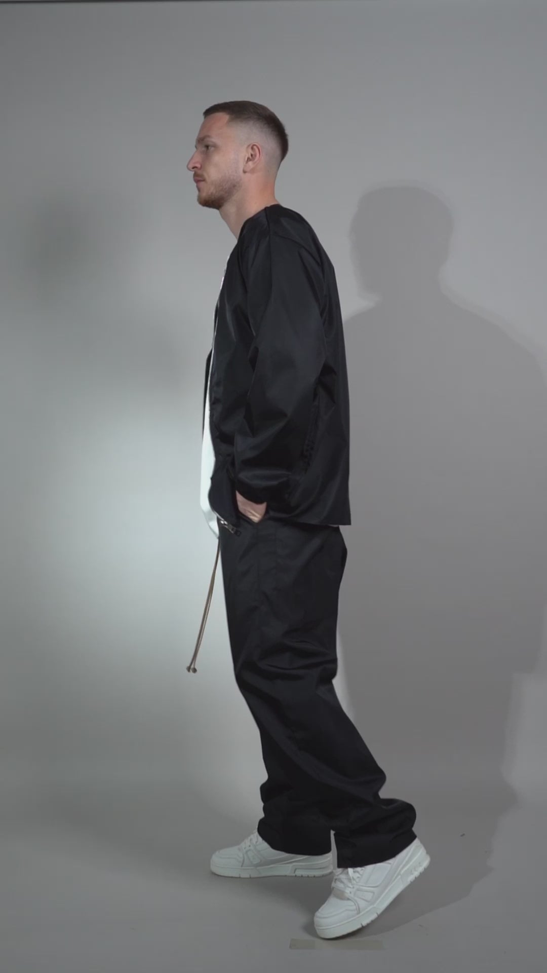 Pantaloni barbati negri din fas, vedere din profil in miscare