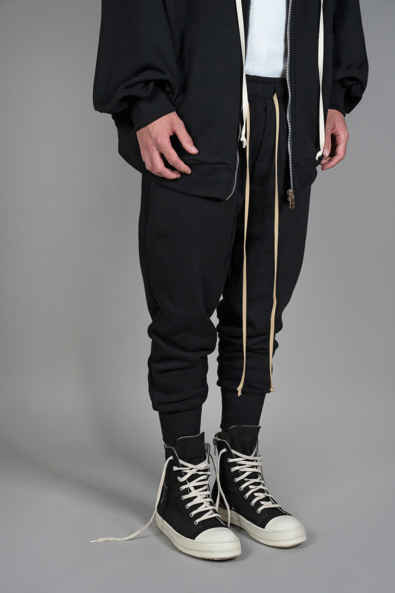 Pantaloni din Bumbac negri cu tur lasat, vedere detaliata din diagonala, marime XS S M L XL