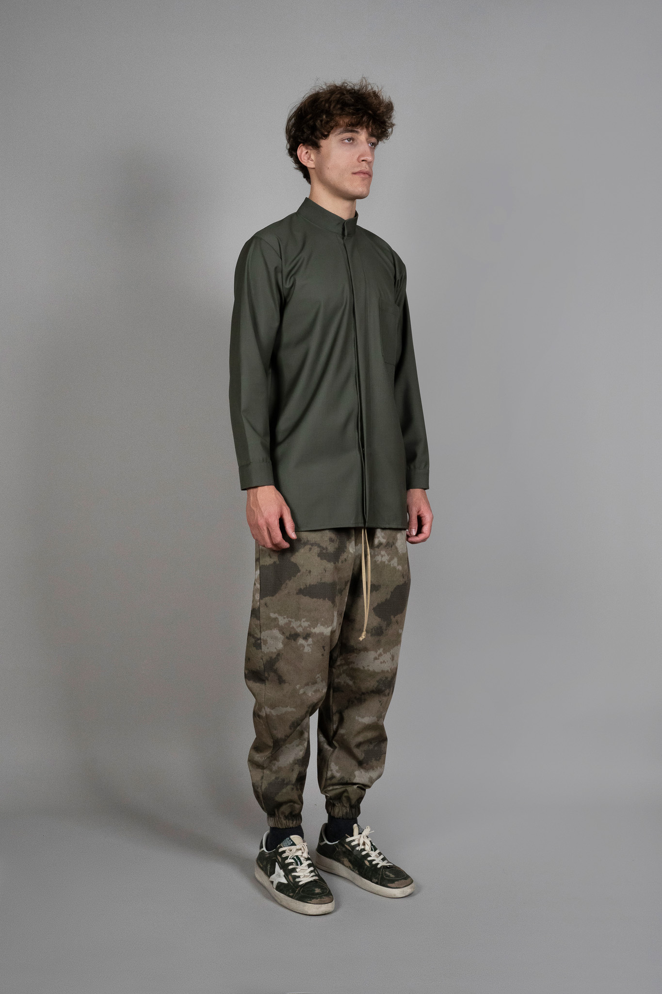 Pantaloni Imprimeu army, vedere din diagonala, marime XS S M L XL