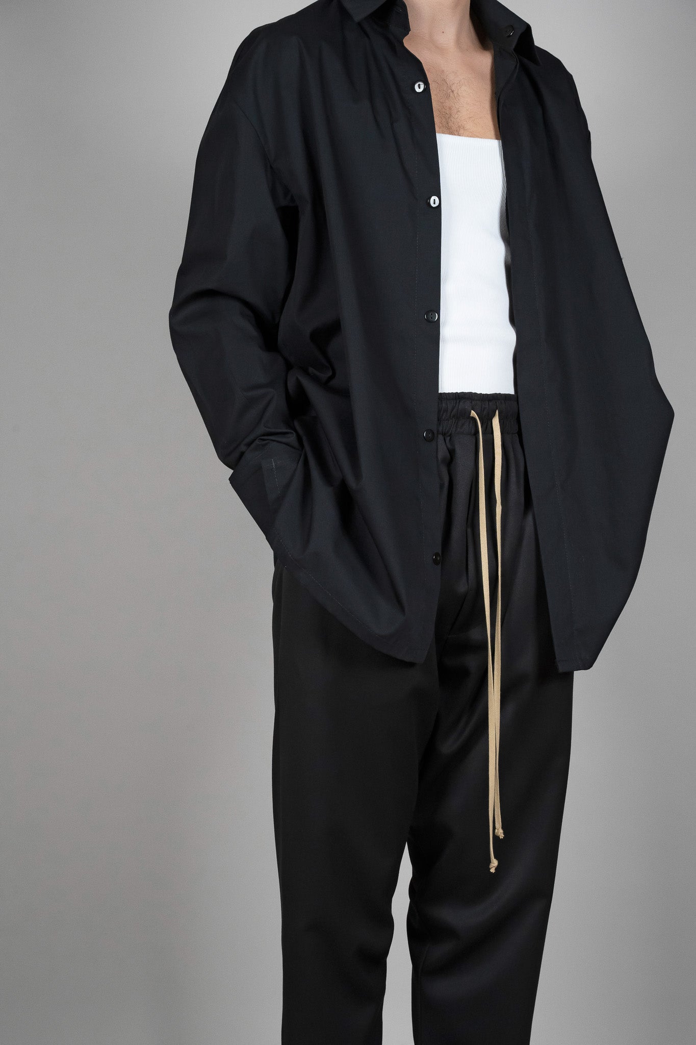 Camasa neagra din Stofa Subtire, vedere detaliata din diagonala, marime XS S M L XL