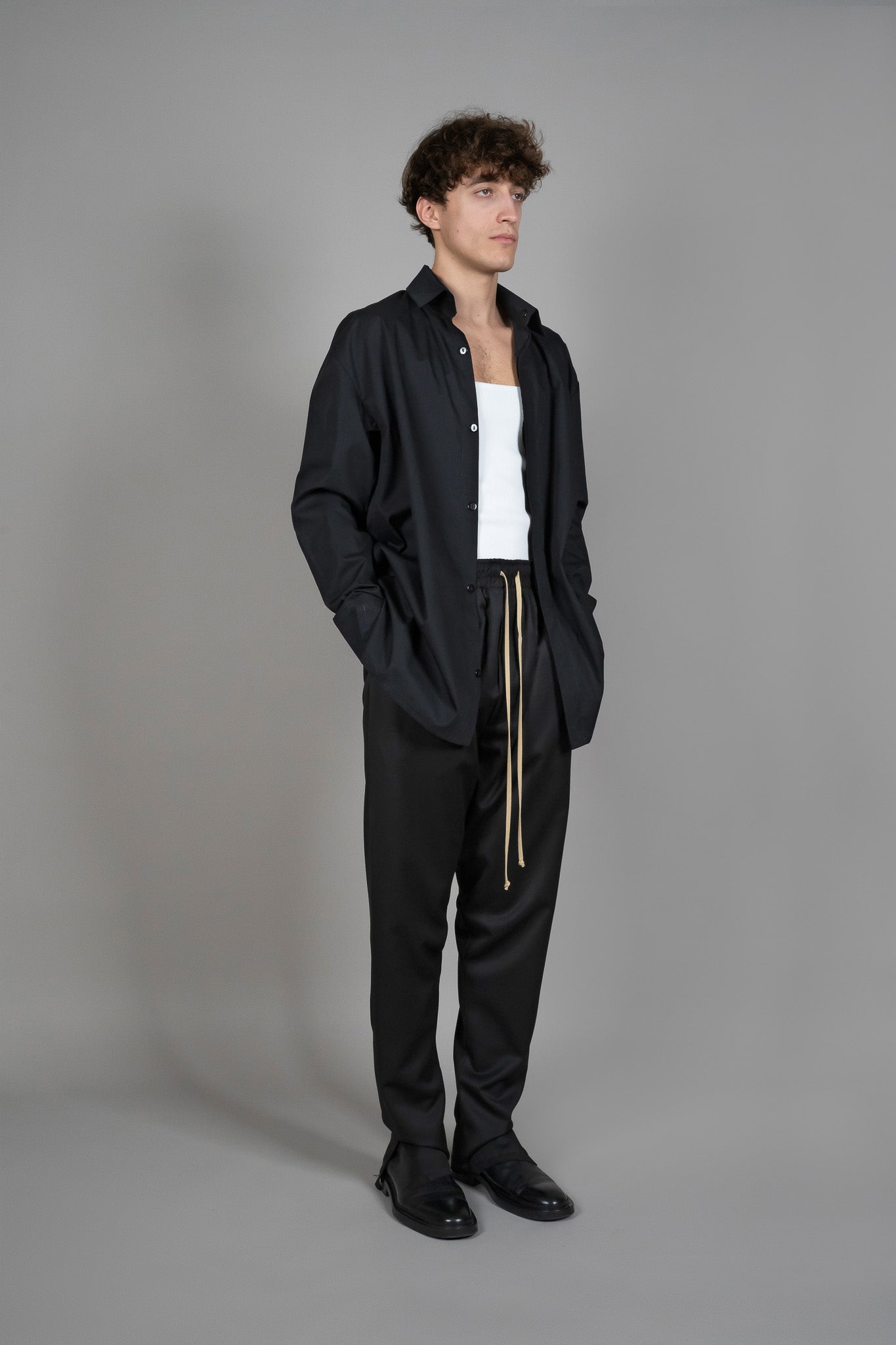 Camasa neagra din Stofa Subtire, vedere din diagonala, marime XS S M L XL