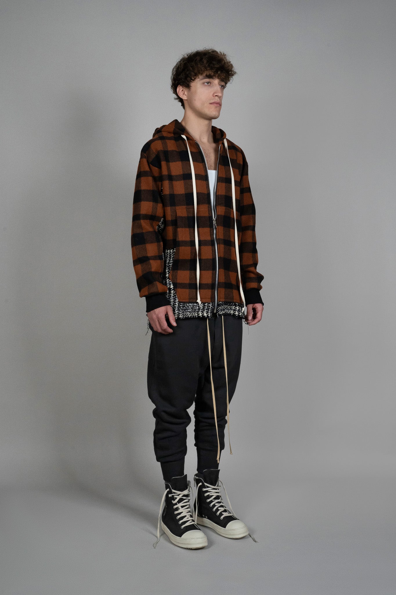 Jacheta cu Carouri din Lana maro, vedere din diagonala, marime XS S M L XL