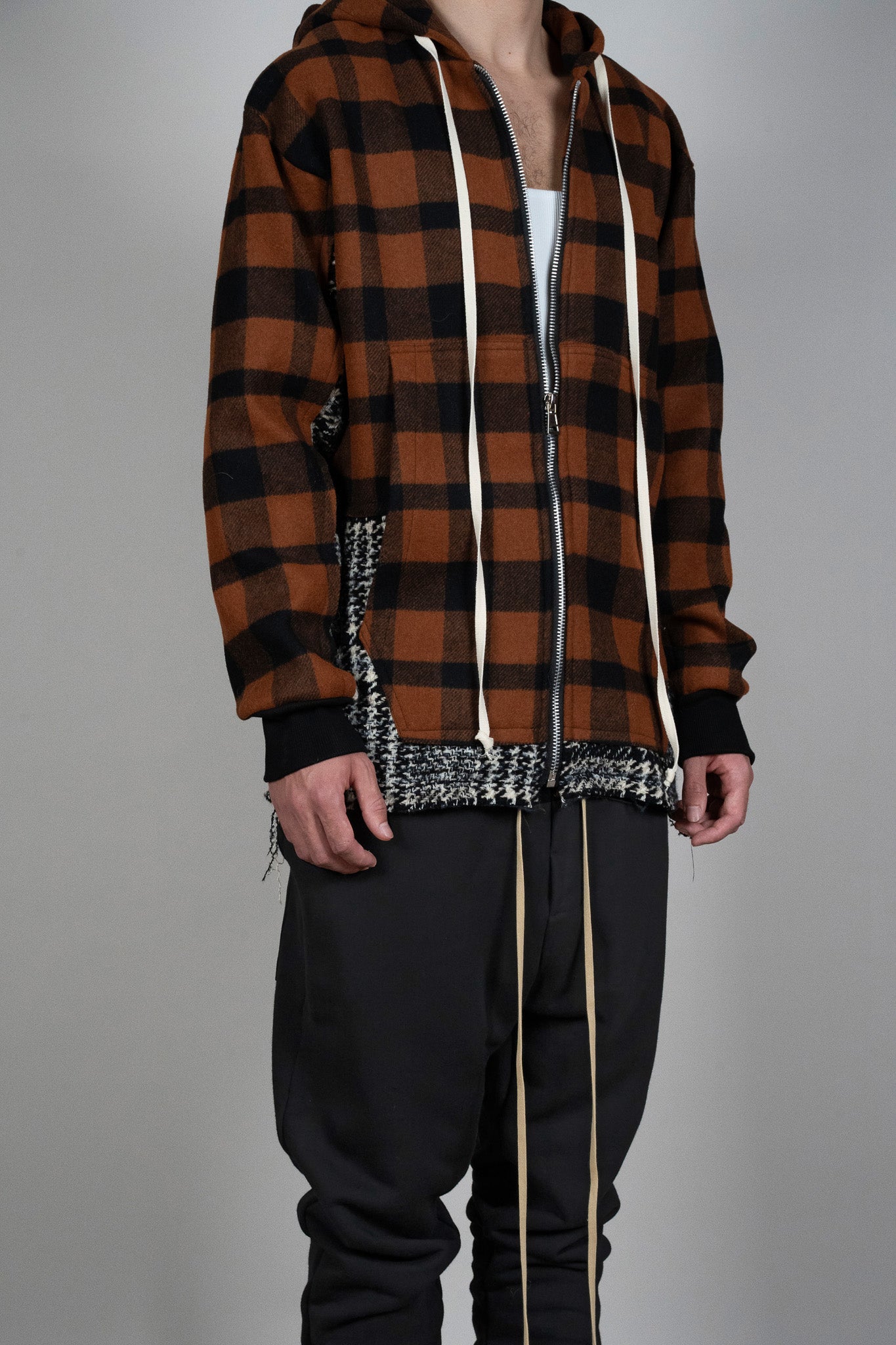 Jacheta cu Carouri din Lana maro, vedere detaliata din diagonala, marime XS S M L XL