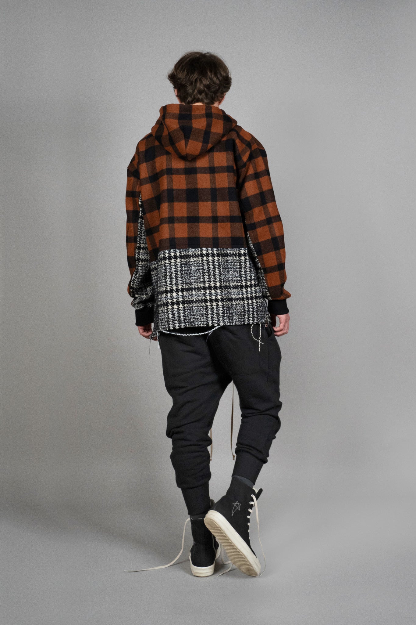 Jacheta cu Carouri din Lana maro, vedere din spate, marime XS S M L XL