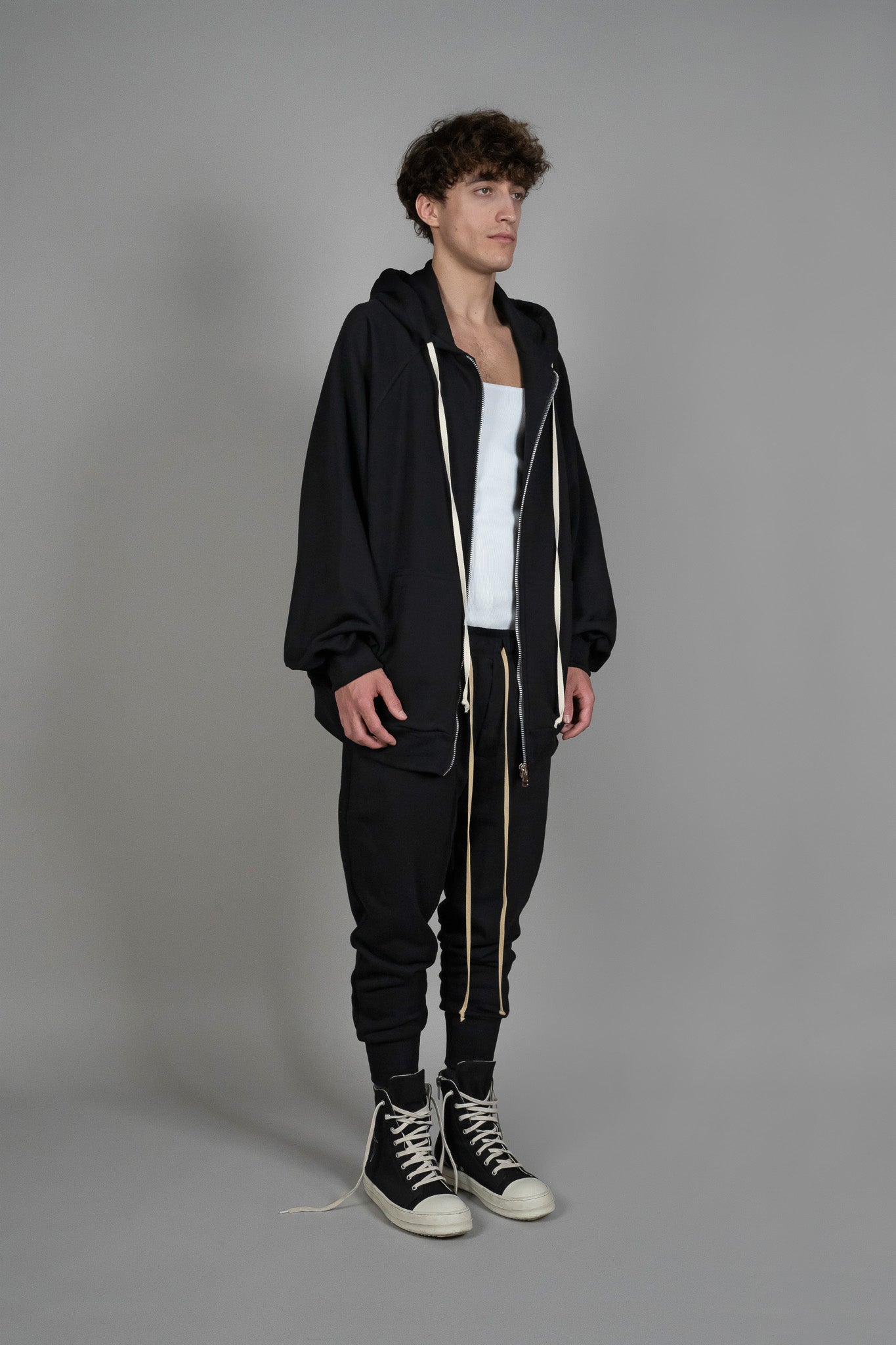 Jacheta neagra Oversize, vedere din diagonala, marime XS S M L XL