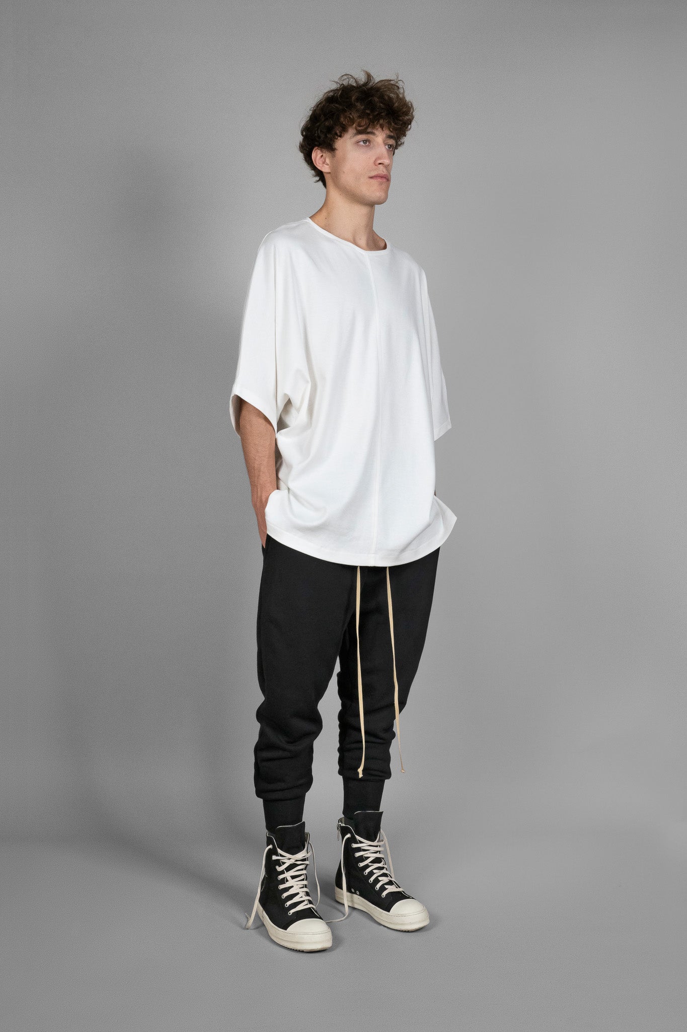 Tricou Oversize alb, vedere din diagonala, marime XS S M L XL