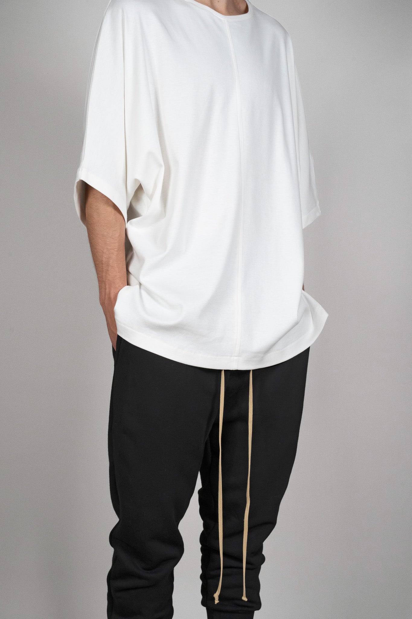 Tricou Oversize alb, vedere din diagonala, marime XS S M L XL