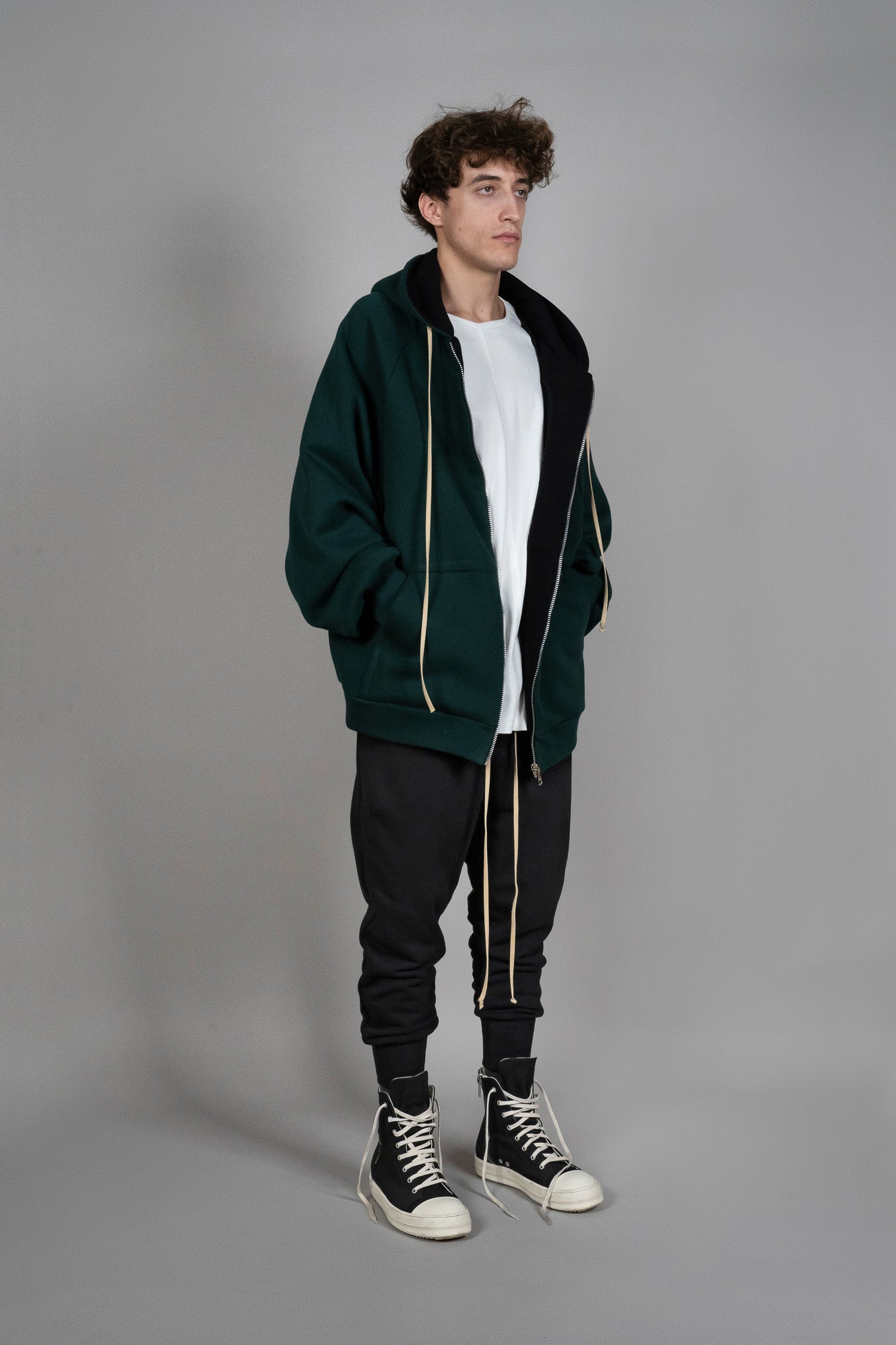 Jacheta verde Tip Hanorac cu Gluga, vedere din diagonala, marime XS S M L XL