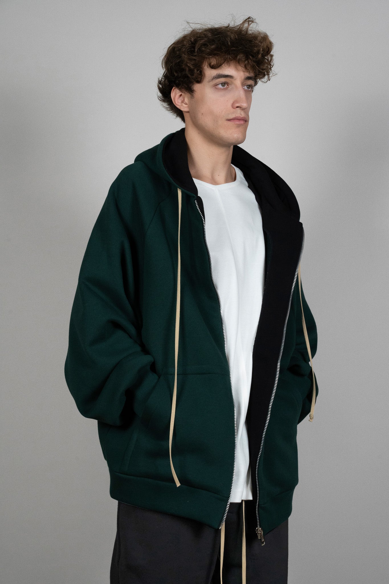 Jacheta verde Tip Hanorac cu Gluga, vedere detaliata din diagonala, marime XS S M L XL