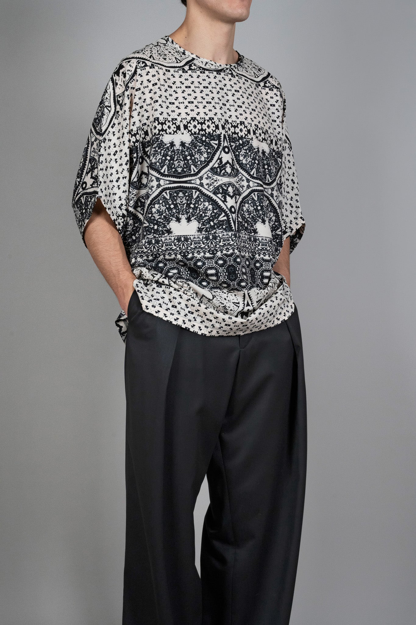 Tricou Imprimeu cu Croiala Oversize, vedere detaliata din diagonala, marime XS S M L XL