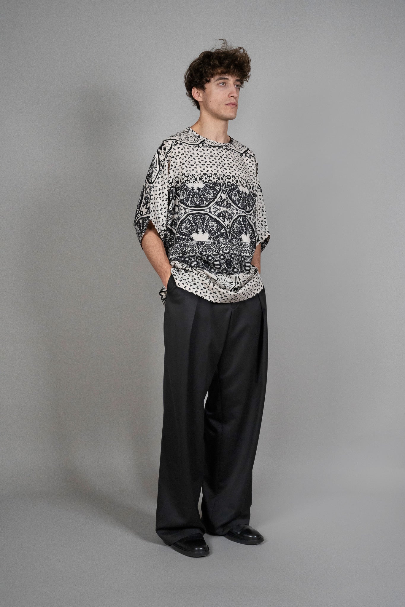 Tricou Imprimeu cu Croiala Oversize, vedere din diagonala, marime XS S M L XL