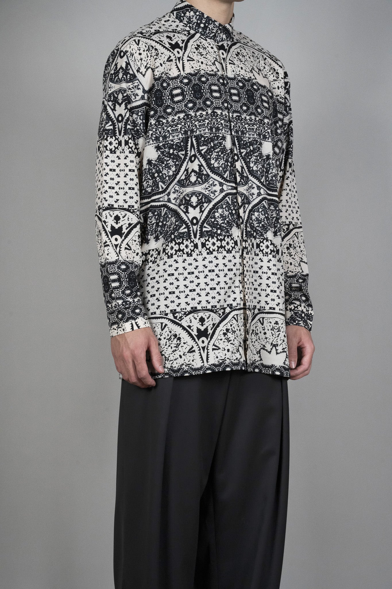 Camasa Imprimeu Regular-Fit, vedere detaliata din diagonala, marime XS S M L XL