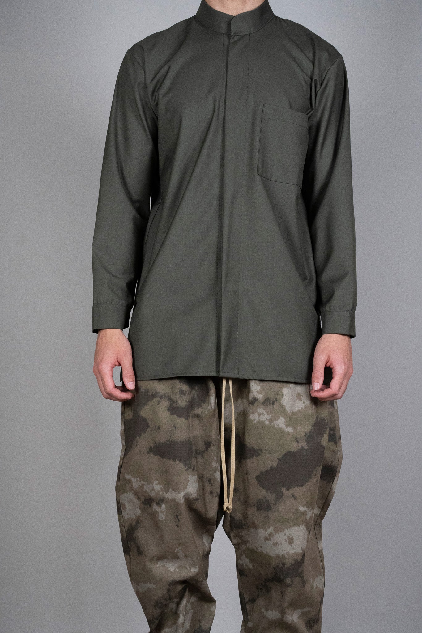 Camasa verde Relaxed-Fit, vedere detaliata din fata, marime XS S M L XL