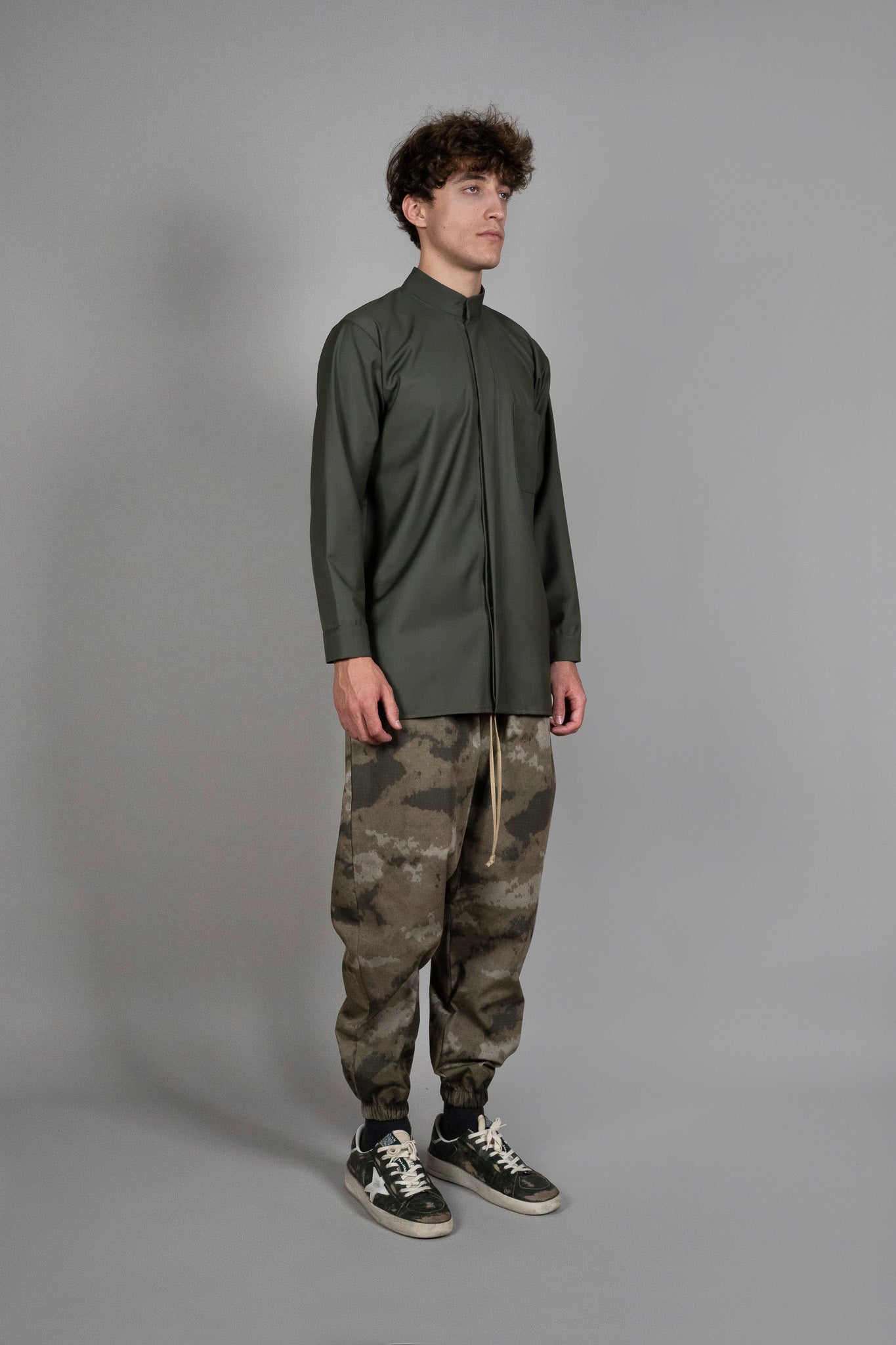 Camasa verde Relaxed-Fit, vedere din diagonala marime XS S M L XL