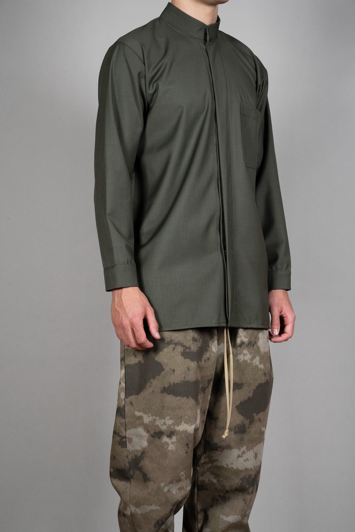 Camasa verde Relaxed-Fit, vedere detaliata din diagonala, marime XS S M L XL