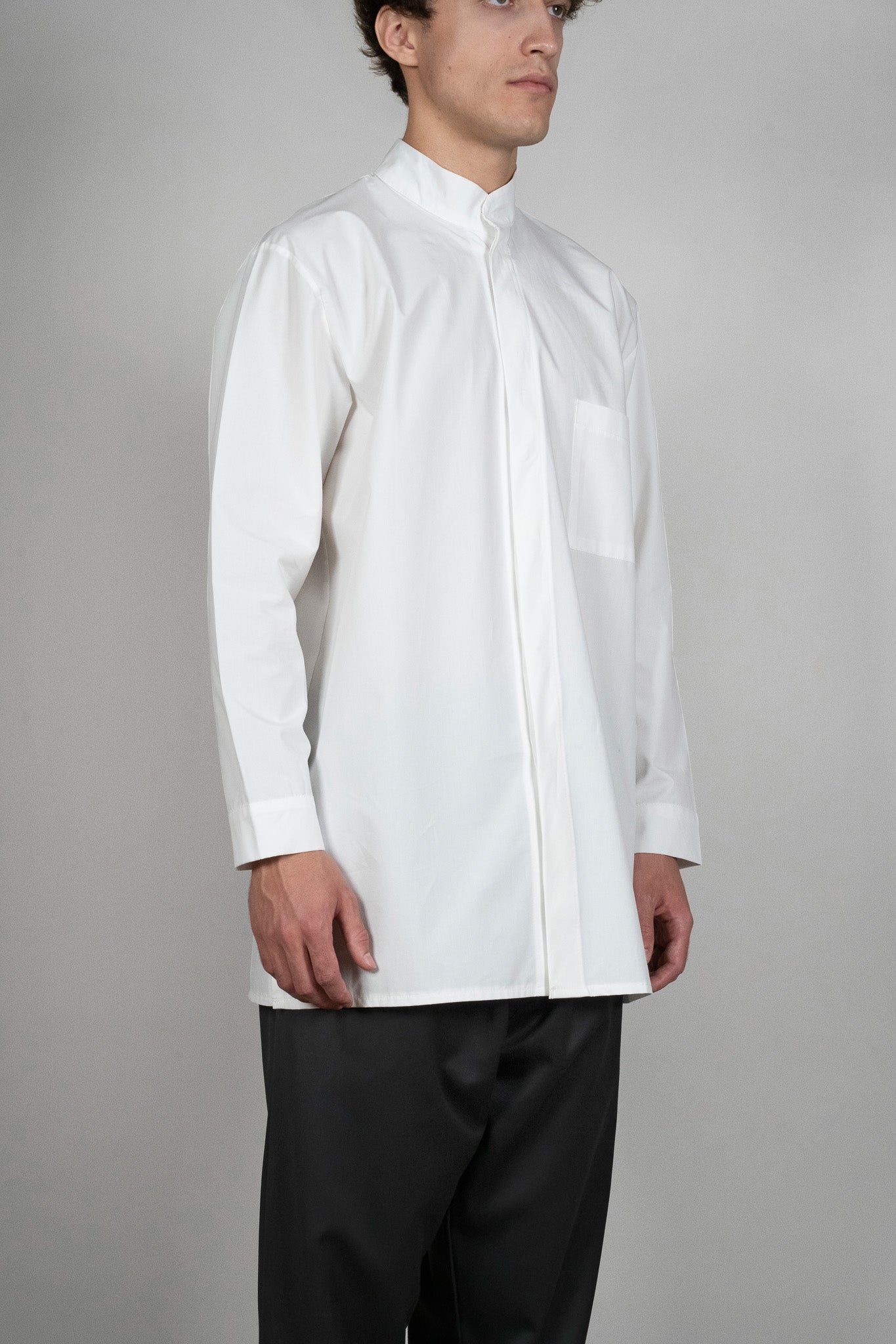 Camasa alba Relaxed-Fit, vedere detaliata din diagonala, marime XS S M L XL