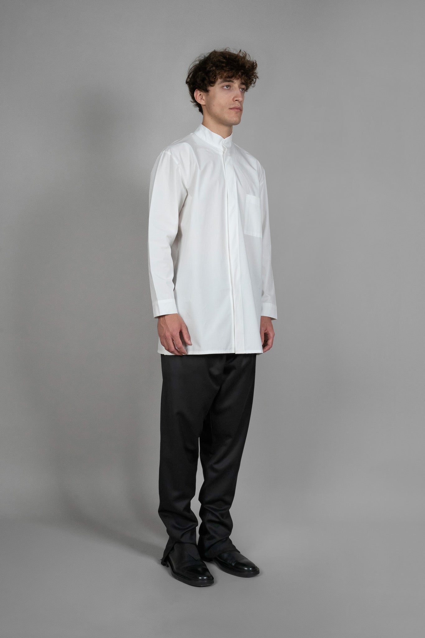 Camasa alba Relaxed-Fit, vedere din diagonala, marime XS S M L XL