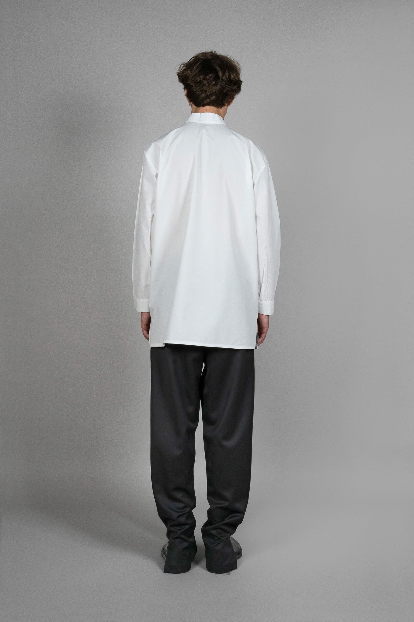 Camasa alba Relaxed-Fit, vedere din spate, marime XS S M L XL