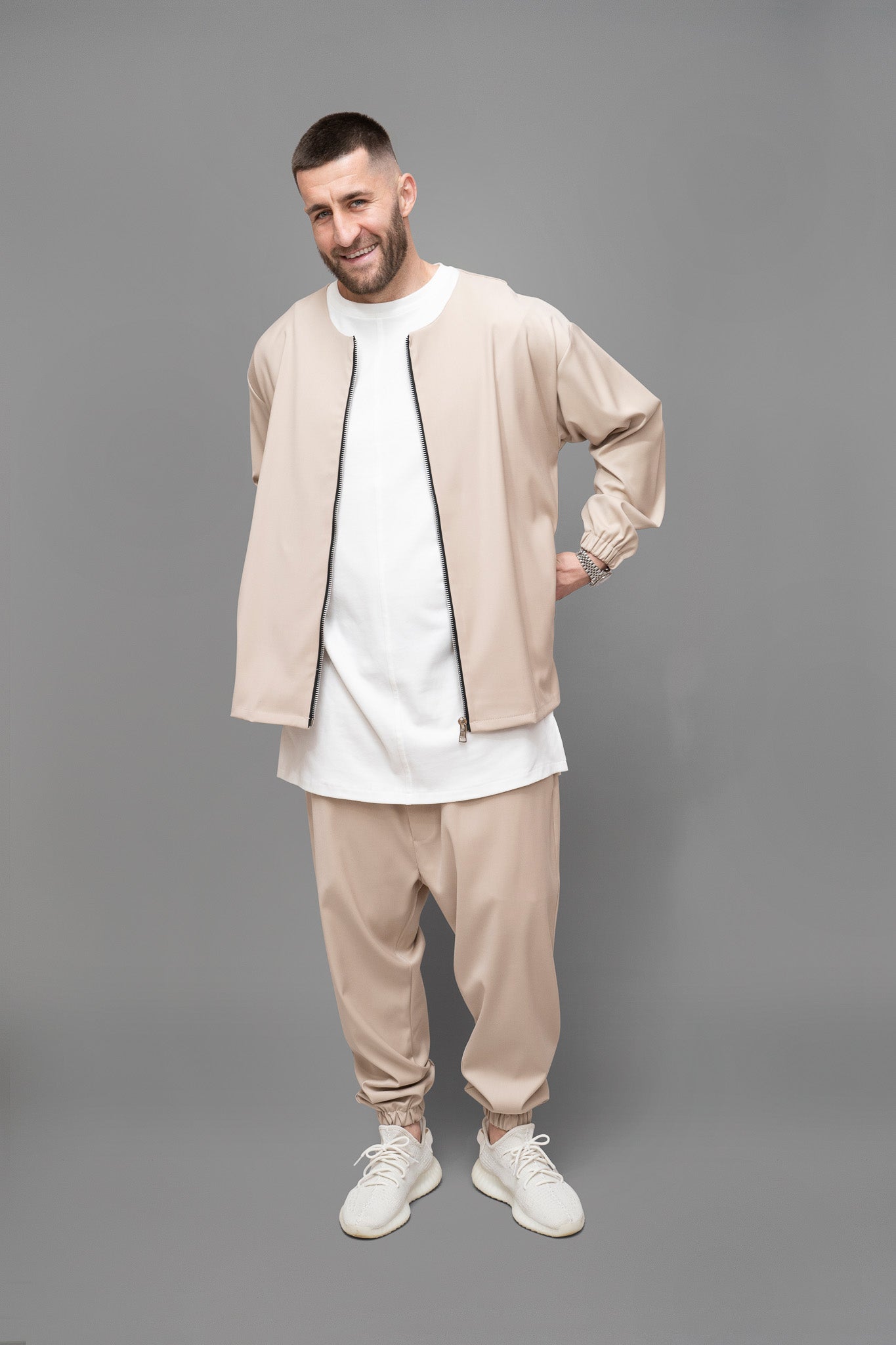 Pantaloni barbati din stofa bej, vedere din fata