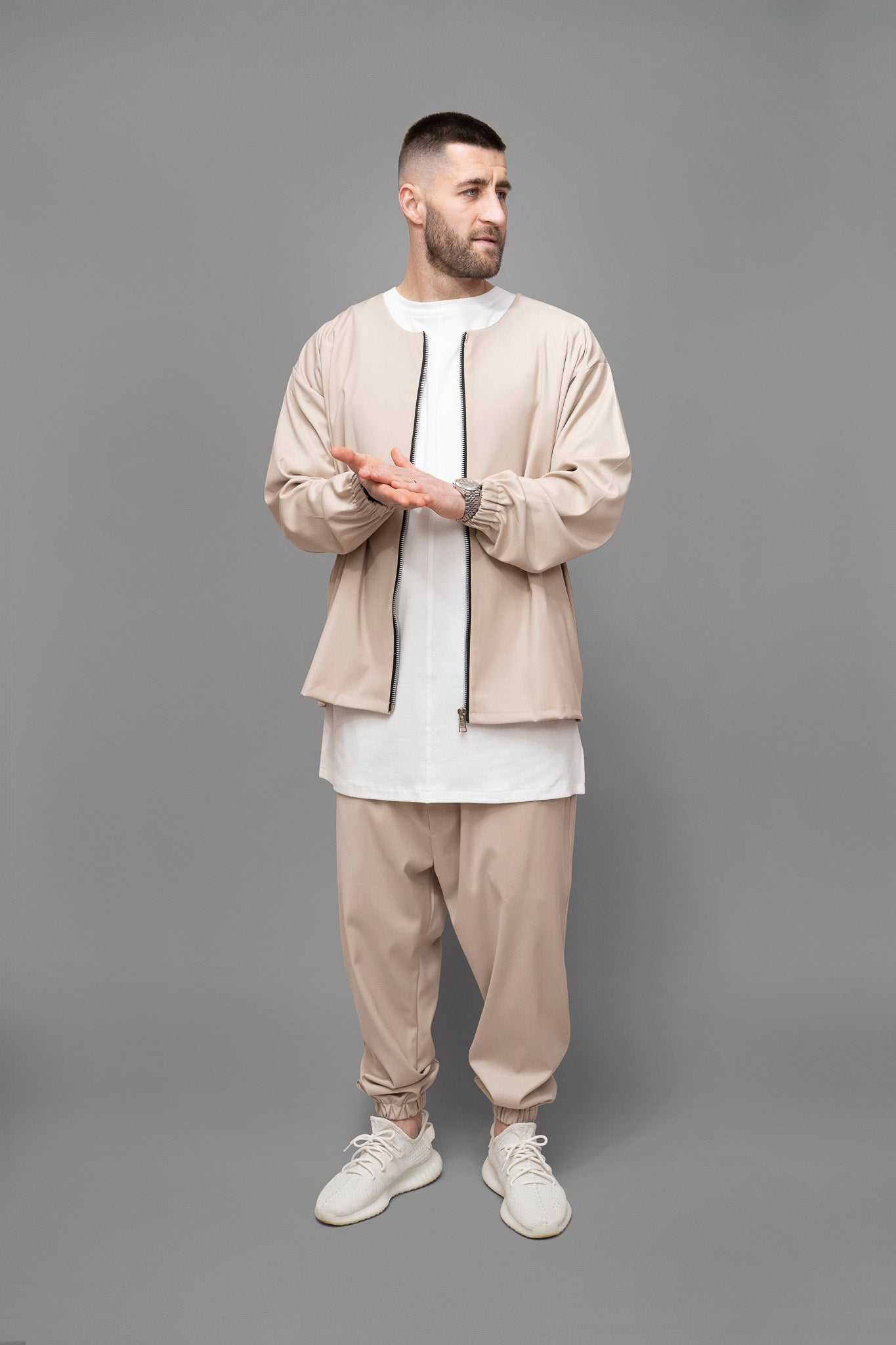 Pantaloni barbati din stofa bej, vedere din fata