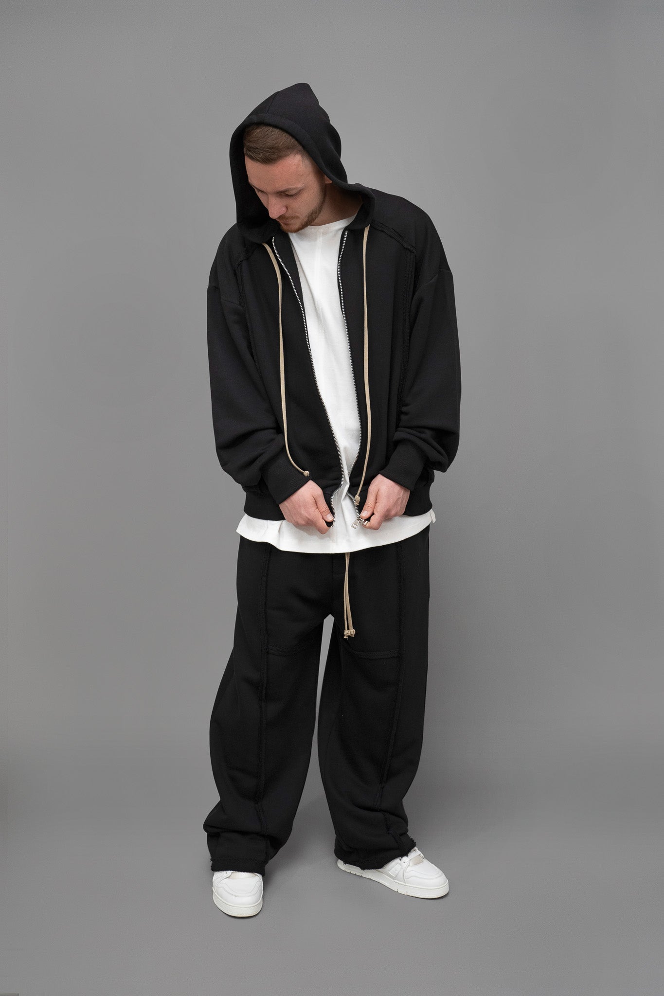 Pantaloni trening barbati negri oversize din bumbac, vedere din fata cu picioarele departate