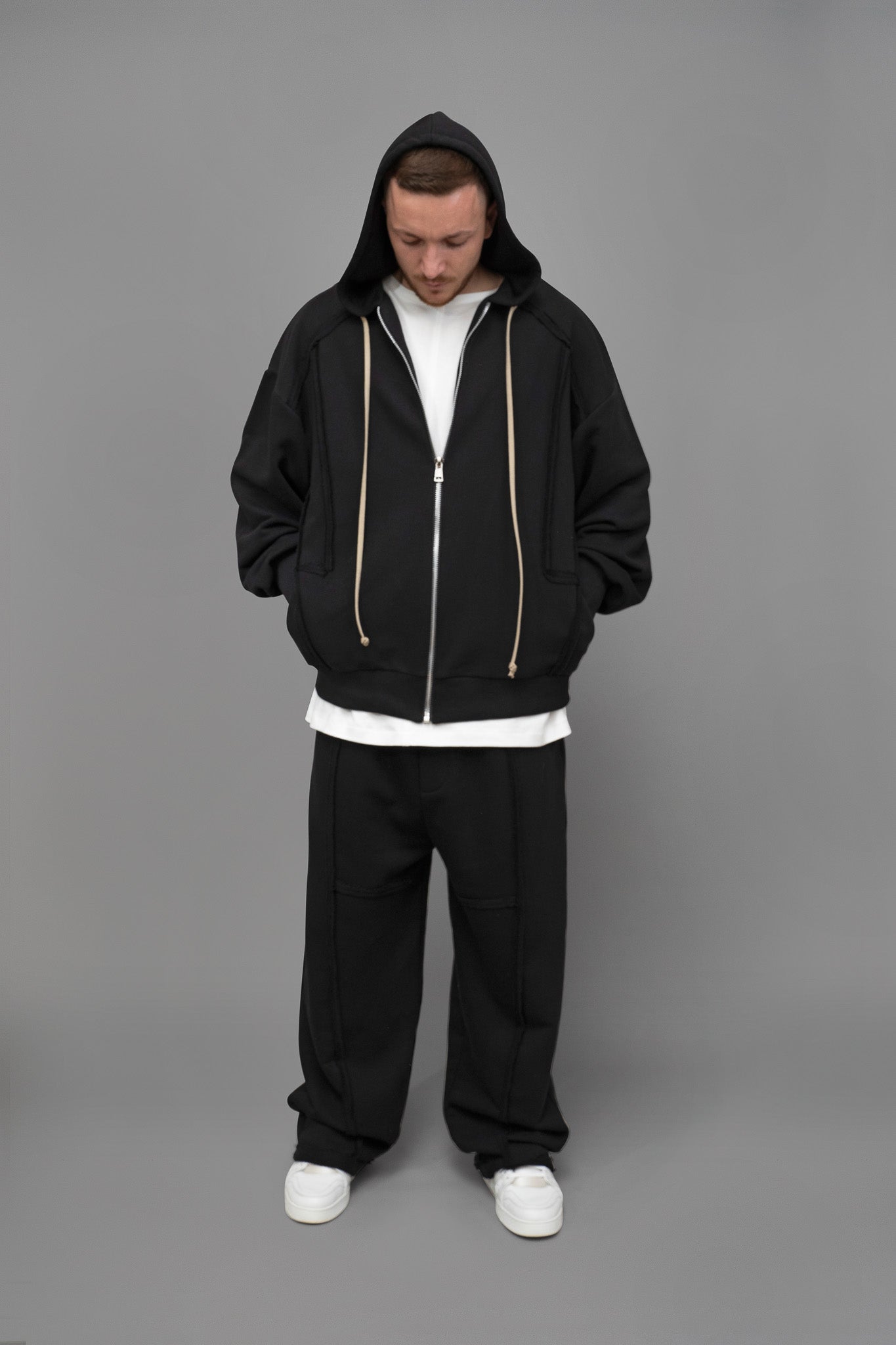 Pantaloni trening barbati negri oversize din bumbac, vedere din lateral