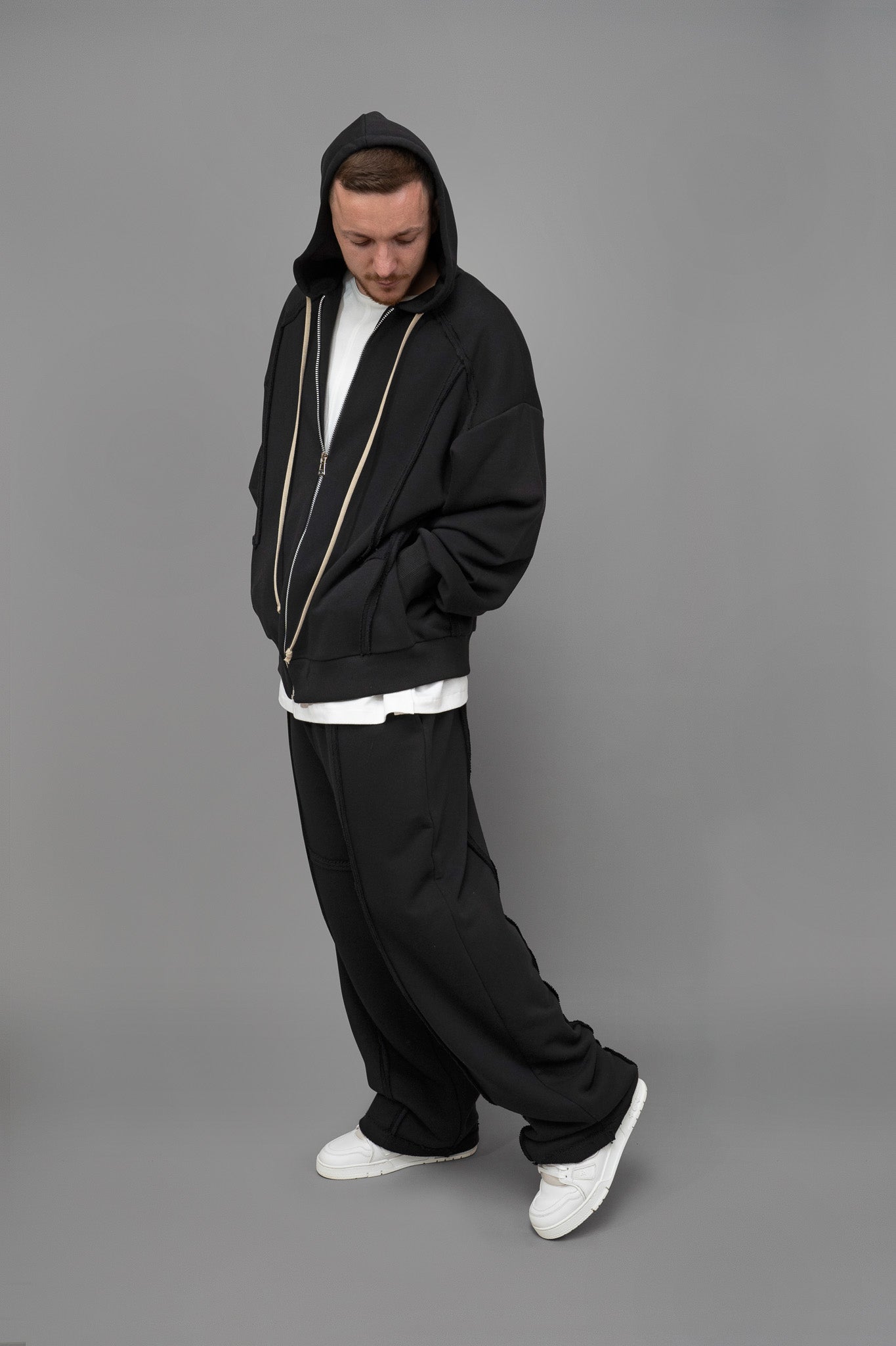 Hanorac barbati negru oversized din bumbac, vedere din semi profil